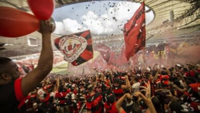 Torcida protesta no Maracanã e pressiona elenco do Flamengo