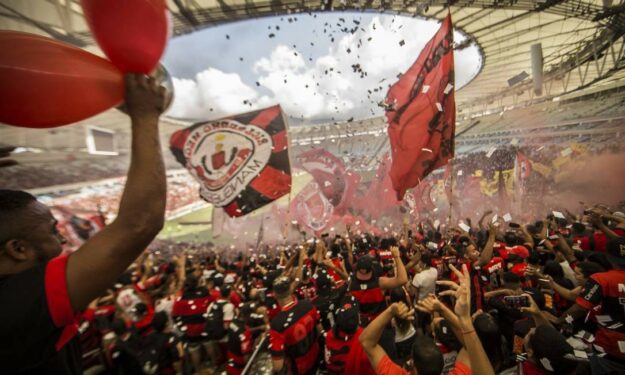 Torcida protesta no Maracanã e pressiona elenco do Flamengo