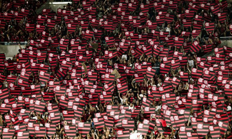 O Clube de Regatas do Flamengo protocolou no Instituto do Patrimônio Histórico e Artístico Nacional (IPHAN) um pedido para que a chamada Nação Rubro-Negra seja reconhecida como Patrimônio Cultural Imaterial do Brasil.nA iniciativa faz parte de um movimento do clube que também busca o reconhecimento da torcida como a primeira “nação simbólico-cultural” do mundo pela Organização das Nações Unidas (ONU).nnO documento foi entregue na sede rubro-negra, na Gávea, pelo ex-jogador Zico ao presidente do IPHAN, Leandro Grass, e ao diretor de Patrimônio Imaterial do órgão, Deyvesson Gusmão, durante visita ao acervo histórico do clube.nnSegundo Grass, o pedido abre discussão sobre o reconhecimento de manifestações culturais associadas ao futebol no país. Para ele, registrar a Nação Rubro-Negra como patrimônio imaterial pode representar uma nova possibilidade dentro da política nacional de preservação cultural.n“O Flamengo é uma Nação. Uma Nação sem fronteiras. Uma Nação de 45 milhões de pessoas que fala a mesma língua, que compartilha a mesma paixão e que se reconhece em qualquer parte do mundo”, afirma Zico.nn&nbsp;nA mobilização também inclui uma petição pública lançada no ano passado para apoiar o reconhecimento da torcida pela ONU. O documento reúne cerca de 600 mil assinaturas, e a meta estabelecida pelo clube é atingir 1 milhão de apoios.nhttps://stories.cnnbrasil.com.br/esportes/jornal-espanhol-destaca-namoro-entre-o-flamengo-e-vini-jr/