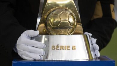 A Confederação Brasileira de Futebol (CBF) divulgou detalhes das cinco primeiras rodadas do Campeonato Brasileiro Série B de 2026. A competição se inicia no próximo sábado (21).nO jogo de abertura da Série B de 2026 será entre Ceará e São Bernardo, no Castelão. A partida terá início às 16h do sábado (21).nnRepresentantes de Minas Gerais, América e Athletic estreiam no domingo (22), ambos às 18h. O time da capital visita o Goiás, enquanto o de São João del-Rei recebe a Ponte Preta.nEles se enfrentam já na 3ª rodada, no dia 5 de abril (domingo), na casa do Athletic.nJogos das rodadas 1 a 5 da Série B 2026nRodada 1nn21/03 - 16h: Ceará x São Bernardo - Castelãon21/03 - 17h: Vila Nova x CRB - Onésio Brasileiro Alvarengan21/03 - 18h: Operário-PR x Atlético-GO - Germano Krügern21/03 - 19h15: Botafogo-SP x Fortaleza - Santa Cruzn21/03 - 20h30: Cuiabá x Sport - Arena Pantanaln22/03 - 16h: Avaí x Juventude - Ressacadan22/03 - 16h: Náutico x Criciúma - Aflitosn22/03 - 18h: Athletic x Ponte Preta - Arena Sicredin22/03 - 18h: Goiás x América - Hailé Pinheiron22/03 - 20h: Novorizontino x Londrina - Jorge Ismael de BiasinnRodada 2nn31/03 - 19h: Fortaleza x Cuiabá - Castelãon31/03 - 19h: Juventude x Novorizontino - Alfredo Jaconin01/04 - 19h: Londrina x Goiás - Estádio do Cafén01/04 - 19h: CRB x Operário-PR - Rei Pelén01/04 - 19h: Sport x Vila Nova - Ilha do Retiron01/04 - 21h: Ponte Preta x Ceará - Moisés Lucarellin01/04 - 21h30: Criciúma x Athletic - Heriberto Hülsen01/04 - 21h30: CRB x Avaí - Rei Pelén02/04 - 17h30: São Bernardo x Operário-PR - Primeiro de Maion02/04 - 21h: América x Botafogo-SP - IndependênciannRodada 3nn04/04 - 16h: Fortaleza x Juventude - Castelãon04/04 - 18h: Náutico x Ponte Preta - Aflitosn04/04 - 18h: Cuiabá x Ceará - Arena Pantanaln04/04 - 20h: Vila Nova x Atlético-GO - OBAn04/04 - 20h30: Londrina x Sport - Estádio do Cafén05/04 - 16h: Avaí x Operário-PR - Ressacadan05/04 - 18h: Novorizontino x CRB - Jorge Ismael de Biasin05/04 - 20h: Athletic x América - Arena Sicredin05/04 - 20h30: Botafogo-SP x São Bernardo - Santa Cruzn06/04 - 21h: Goiás x Criciúma - Hailé PinheironnRodada 4nn10/04 - 20h30: Criciúma x Botafogo-SP - Heriberto Hülsen11/04 - 16h: Sport x Avaí - Ilha do Retiron11/04 - 18h: Ponte Preta x Vila Nova - Moisés Lucarellin11/04 - 20h30: Ceará x Náutico - Castelãon12/04 - 16h: São Bernardo x Fortaleza - Primeiro de Maion12/04 - 16h: Juventude x Goiás - Alfredo Jaconin12/04 - 18h: América x Novorizontino - Independêncian12/04 - 18h: Operário-PR x Cuiabá - Germano Krügern12/04 - 20h: CRB x Athletic - Rei Pelén12/04 - 20h30: Atlético-GO x Londrina - Antônio AcciolynnRodada 5nn18/04 - 16h: América x Sport - Independêncian18/04 - 18h: Náutico x São Bernardo - Aflitosn18/04 - 18h30: Avaí x Ponte Preta - Ressacadan18/04 - 18h30: Vila Nova x Operário-PR - OBAn18/04 - 20h45: CRB x Juventude - Rei Pelén19/04 - 16h: Londrina x Ceará - Estádio do Cafén19/04 - 18h: Goiás x Cuiabá - Hailé Pinheiron19/04 - 20h: Novorizontino x Athletic - Jorge Ismael de Biasin19/04 - 20h: Fortaleza x Criciúma - Castelãon20/04 - 19h: Botafogo-SP x Atlético-GO - Santa Cruznnhttps://stories.cnnbrasil.com.br/esportes/veja-como-conflito-no-oriente-medio-afeta-eventos-esportivos/