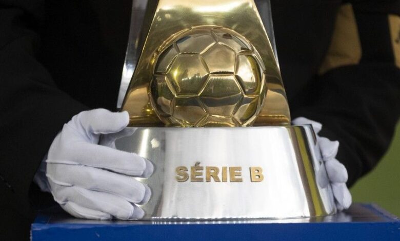 A Confederação Brasileira de Futebol (CBF) divulgou detalhes das cinco primeiras rodadas do Campeonato Brasileiro Série B de 2026. A competição se inicia no próximo sábado (21).nO jogo de abertura da Série B de 2026 será entre Ceará e São Bernardo, no Castelão. A partida terá início às 16h do sábado (21).nnRepresentantes de Minas Gerais, América e Athletic estreiam no domingo (22), ambos às 18h. O time da capital visita o Goiás, enquanto o de São João del-Rei recebe a Ponte Preta.nEles se enfrentam já na 3ª rodada, no dia 5 de abril (domingo), na casa do Athletic.nJogos das rodadas 1 a 5 da Série B 2026nRodada 1nn21/03 - 16h: Ceará x São Bernardo - Castelãon21/03 - 17h: Vila Nova x CRB - Onésio Brasileiro Alvarengan21/03 - 18h: Operário-PR x Atlético-GO - Germano Krügern21/03 - 19h15: Botafogo-SP x Fortaleza - Santa Cruzn21/03 - 20h30: Cuiabá x Sport - Arena Pantanaln22/03 - 16h: Avaí x Juventude - Ressacadan22/03 - 16h: Náutico x Criciúma - Aflitosn22/03 - 18h: Athletic x Ponte Preta - Arena Sicredin22/03 - 18h: Goiás x América - Hailé Pinheiron22/03 - 20h: Novorizontino x Londrina - Jorge Ismael de BiasinnRodada 2nn31/03 - 19h: Fortaleza x Cuiabá - Castelãon31/03 - 19h: Juventude x Novorizontino - Alfredo Jaconin01/04 - 19h: Londrina x Goiás - Estádio do Cafén01/04 - 19h: CRB x Operário-PR - Rei Pelén01/04 - 19h: Sport x Vila Nova - Ilha do Retiron01/04 - 21h: Ponte Preta x Ceará - Moisés Lucarellin01/04 - 21h30: Criciúma x Athletic - Heriberto Hülsen01/04 - 21h30: CRB x Avaí - Rei Pelén02/04 - 17h30: São Bernardo x Operário-PR - Primeiro de Maion02/04 - 21h: América x Botafogo-SP - IndependênciannRodada 3nn04/04 - 16h: Fortaleza x Juventude - Castelãon04/04 - 18h: Náutico x Ponte Preta - Aflitosn04/04 - 18h: Cuiabá x Ceará - Arena Pantanaln04/04 - 20h: Vila Nova x Atlético-GO - OBAn04/04 - 20h30: Londrina x Sport - Estádio do Cafén05/04 - 16h: Avaí x Operário-PR - Ressacadan05/04 - 18h: Novorizontino x CRB - Jorge Ismael de Biasin05/04 - 20h: Athletic x América - Arena Sicredin05/04 - 20h30: Botafogo-SP x São Bernardo - Santa Cruzn06/04 - 21h: Goiás x Criciúma - Hailé PinheironnRodada 4nn10/04 - 20h30: Criciúma x Botafogo-SP - Heriberto Hülsen11/04 - 16h: Sport x Avaí - Ilha do Retiron11/04 - 18h: Ponte Preta x Vila Nova - Moisés Lucarellin11/04 - 20h30: Ceará x Náutico - Castelãon12/04 - 16h: São Bernardo x Fortaleza - Primeiro de Maion12/04 - 16h: Juventude x Goiás - Alfredo Jaconin12/04 - 18h: América x Novorizontino - Independêncian12/04 - 18h: Operário-PR x Cuiabá - Germano Krügern12/04 - 20h: CRB x Athletic - Rei Pelén12/04 - 20h30: Atlético-GO x Londrina - Antônio AcciolynnRodada 5nn18/04 - 16h: América x Sport - Independêncian18/04 - 18h: Náutico x São Bernardo - Aflitosn18/04 - 18h30: Avaí x Ponte Preta - Ressacadan18/04 - 18h30: Vila Nova x Operário-PR - OBAn18/04 - 20h45: CRB x Juventude - Rei Pelén19/04 - 16h: Londrina x Ceará - Estádio do Cafén19/04 - 18h: Goiás x Cuiabá - Hailé Pinheiron19/04 - 20h: Novorizontino x Athletic - Jorge Ismael de Biasin19/04 - 20h: Fortaleza x Criciúma - Castelãon20/04 - 19h: Botafogo-SP x Atlético-GO - Santa Cruznnhttps://stories.cnnbrasil.com.br/esportes/veja-como-conflito-no-oriente-medio-afeta-eventos-esportivos/