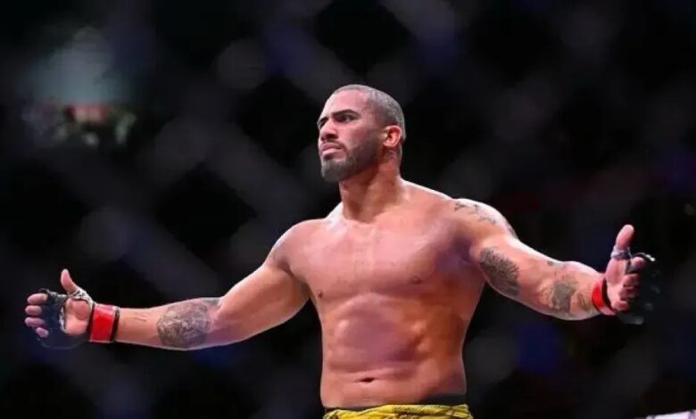 Vitor Petrino prometeu que nocautear, rapidamente, o estadunidense Steven Asplund neste sábado (14), no UFC Vegas 114. Em entrevista exclusiva à Itatiaia, o lutador do peso-pesado ainda garantiu que o combate deve ser muito interessante para o fã de MMA.nO brasileiro soma 13 vitórias em 15 lutas profissionais, com oito triunfos por nocaute e dois por finalização. Já Asplund chega ao evento com cartel de 7-1, com seis nocautes. Por isso, o lutador ‘Cabuloso’ entende que o combate será uma “porradaria”.n“O Steve é um cara que anda para frente o tempo todo, um striker que gosta da trocação. Eu também gosto desse combate e me saio muito bem nesse tipo de situação de porradaria”, disse.nn“Estou muito ansioso para essa luta. Sei que temos tudo para ganhar um bônus, tomara que seja de performance. Quando dois caras entregam esse jogo, tudo pode acontecer. Mas estou muito consciente do meu jogo e sei do meu potencial. Sei de onde vim e onde quero chegar na categoria”, completou.nApesar de ser um lutador empolgante, Vitor Petrino é mais experiente e com mais rodagem dentro do Ultimate que Steven. Questionado se isso significa que ele fará uma luta mais estratégica, Petrino negou, e reiterou a vontade de acabar rápido com o adversário.n“É difícil falar, porque meu estilo é meio maloqueiro. Eu gosto de trabalhar estratégia, mas também gosto da pancadaria, de ir para cima. Vou impor meu jogo, independente do que ele apresente. Sou fiel ao meu estilo e vamos ver no decorrer da luta como vai ser”, afirmou.n“É difícil falar, porque meu estilo é meio maloqueiro. Eu gosto de trabalhar estratégia, mas também gosto da pancadaria, de ir para cima. Vou impor meu jogo, independente do que ele apresente. Sou fiel ao meu estilo e vamos ver no decorrer da luta como vai ser”, finalizou.nVitor Petrino no UFCnVitor Petrino iniciou a trajetória no UFC na categoria meio-pesado. Por lá, teve uma rápida ascenção, com quatro vitórias em sequência. Contudo, após duas derrotas seguidas, decidiu subir para o peso-pesado.nNa nova divisão, conseguiu vencer duas lutas consecutivas, uma por finalização e outra por nocaute. Mineiro de Santa Luzia, Petrino é considerado um atleta completo, com possibilidade de vencer por diversas nuances do MMA.nhttps://stories.cnnbrasil.com.br/esportes/sinner-elogia-joao-fonseca-apos-duelo-em-indian-wells-talento-incrivel/n&nbsp;