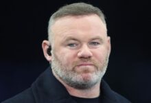 Wayne Rooney afirmou que nunca considerou Neymar um jogador de elite durante participação no podcast The Overlap, publicado nesta quinta-feira (19). O ex-atacante, maior artilheiro da história do Manchester United, colocou o brasileiro abaixo de nomes como Lionel Messi e Cristiano Ronaldo ao avaliar o auge da carreira do camisa 10.nA discussão começou após Gary Neville questionar se algum jogador da Premier League teria sido superior a Neymar em seu melhor momento. Ian Wright e Roy Keane citaram Cristiano Ronaldo, Thierry Henry e Mohamed Salah. Wright ainda incluiu Eden Hazard na comparação antes da avaliação direta de Rooney.n“Gosto do Neymar, mas nunca o vi como um jogador top, de elite, como Messi, Cristiano Ronaldo, dessa categoria”, afirmou Rooney. “Ele poderia ter sido, mas não foi”, completou Wright, reforçando a análise sobre o potencial não totalmente alcançado.nnRoy Keane ampliou as críticas ao comportamento do brasileiro ao longo da carreira. Para o ex-volante, a imagem de Neymar foi impactada pela saída do Barcelona rumo ao Paris Saint-Germain. “Não é por não ter ganhado uma Copa do Mundo, mas pela forma como saiu do Barcelona, passando a impressão de se preocupar com dinheiro, de não ter sido um jogador de equipe no PSG. Claro que esse tipo de jogador pode ser egoísta em um certo nível, mas ele nunca foi uma figura muito simpática”, declarou.nnRooney também apontou que, mesmo no período de destaque na Espanha, Neymar não assumiu protagonismo absoluto. “Ele era bom no Barcelona, mas ainda assim era ofuscado por Messi. A habilidade estava lá, mas ele não fez o suficiente”, disse.nAos 34 anos, Neymar atravessa um momento de instabilidade na carreira. De volta ao Santos, o atacante ficou fora da última convocação da seleção brasileira sob o comando de Carlo Ancelotti, que prepara a equipe para amistosos contra França e Croácia no fim do mês.nhttps://stories.cnnbrasil.com.br/esportes/rodrygo-e-outros-veja-lista-de-machucados-que-podem-ficar-fora-da-copa/