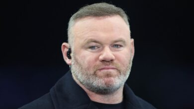 Wayne Rooney afirmou que nunca considerou Neymar um jogador de elite durante participação no podcast The Overlap, publicado nesta quinta-feira (19). O ex-atacante, maior artilheiro da história do Manchester United, colocou o brasileiro abaixo de nomes como Lionel Messi e Cristiano Ronaldo ao avaliar o auge da carreira do camisa 10.nA discussão começou após Gary Neville questionar se algum jogador da Premier League teria sido superior a Neymar em seu melhor momento. Ian Wright e Roy Keane citaram Cristiano Ronaldo, Thierry Henry e Mohamed Salah. Wright ainda incluiu Eden Hazard na comparação antes da avaliação direta de Rooney.n“Gosto do Neymar, mas nunca o vi como um jogador top, de elite, como Messi, Cristiano Ronaldo, dessa categoria”, afirmou Rooney. “Ele poderia ter sido, mas não foi”, completou Wright, reforçando a análise sobre o potencial não totalmente alcançado.nnRoy Keane ampliou as críticas ao comportamento do brasileiro ao longo da carreira. Para o ex-volante, a imagem de Neymar foi impactada pela saída do Barcelona rumo ao Paris Saint-Germain. “Não é por não ter ganhado uma Copa do Mundo, mas pela forma como saiu do Barcelona, passando a impressão de se preocupar com dinheiro, de não ter sido um jogador de equipe no PSG. Claro que esse tipo de jogador pode ser egoísta em um certo nível, mas ele nunca foi uma figura muito simpática”, declarou.nnRooney também apontou que, mesmo no período de destaque na Espanha, Neymar não assumiu protagonismo absoluto. “Ele era bom no Barcelona, mas ainda assim era ofuscado por Messi. A habilidade estava lá, mas ele não fez o suficiente”, disse.nAos 34 anos, Neymar atravessa um momento de instabilidade na carreira. De volta ao Santos, o atacante ficou fora da última convocação da seleção brasileira sob o comando de Carlo Ancelotti, que prepara a equipe para amistosos contra França e Croácia no fim do mês.nhttps://stories.cnnbrasil.com.br/esportes/rodrygo-e-outros-veja-lista-de-machucados-que-podem-ficar-fora-da-copa/
