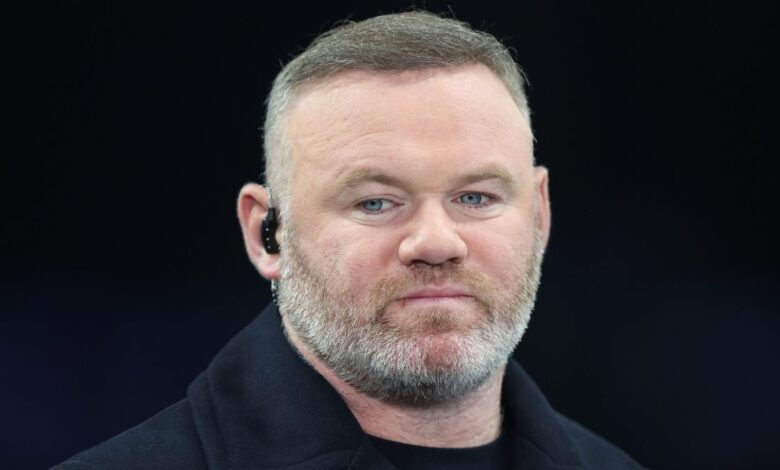 Wayne Rooney afirmou que nunca considerou Neymar um jogador de elite durante participação no podcast The Overlap, publicado nesta quinta-feira (19). O ex-atacante, maior artilheiro da história do Manchester United, colocou o brasileiro abaixo de nomes como Lionel Messi e Cristiano Ronaldo ao avaliar o auge da carreira do camisa 10.nA discussão começou após Gary Neville questionar se algum jogador da Premier League teria sido superior a Neymar em seu melhor momento. Ian Wright e Roy Keane citaram Cristiano Ronaldo, Thierry Henry e Mohamed Salah. Wright ainda incluiu Eden Hazard na comparação antes da avaliação direta de Rooney.n“Gosto do Neymar, mas nunca o vi como um jogador top, de elite, como Messi, Cristiano Ronaldo, dessa categoria”, afirmou Rooney. “Ele poderia ter sido, mas não foi”, completou Wright, reforçando a análise sobre o potencial não totalmente alcançado.nnRoy Keane ampliou as críticas ao comportamento do brasileiro ao longo da carreira. Para o ex-volante, a imagem de Neymar foi impactada pela saída do Barcelona rumo ao Paris Saint-Germain. “Não é por não ter ganhado uma Copa do Mundo, mas pela forma como saiu do Barcelona, passando a impressão de se preocupar com dinheiro, de não ter sido um jogador de equipe no PSG. Claro que esse tipo de jogador pode ser egoísta em um certo nível, mas ele nunca foi uma figura muito simpática”, declarou.nnRooney também apontou que, mesmo no período de destaque na Espanha, Neymar não assumiu protagonismo absoluto. “Ele era bom no Barcelona, mas ainda assim era ofuscado por Messi. A habilidade estava lá, mas ele não fez o suficiente”, disse.nAos 34 anos, Neymar atravessa um momento de instabilidade na carreira. De volta ao Santos, o atacante ficou fora da última convocação da seleção brasileira sob o comando de Carlo Ancelotti, que prepara a equipe para amistosos contra França e Croácia no fim do mês.nhttps://stories.cnnbrasil.com.br/esportes/rodrygo-e-outros-veja-lista-de-machucados-que-podem-ficar-fora-da-copa/