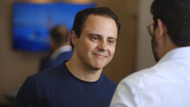Felipe Massa, ex-piloto da Ferrari, obteve vitória importante nos tribunais. A Justiça da Inglaterra ordenou que a Formula One Management (FOM), Bernie Ecclestone e a Federação Internacional de Automobilismo (FIA) paguem um valor milionário ao brasileiro.nEm novembro de 2025, o juiz Robert Jay rejeitou uma tentativa dos réus de encerrar um processo movido por Massa em relação ao caso ‘Singapuragate’ no Mundial de Pilotos de 2008.nDesta vez, a Corte Britânica ratificou a decisão e ordenou que os impetrados paguem £250.000 (cerca de R$1,8 milhão) referentes à parte das custas do brasileiro no processo.nAlém disso, não foi permitido que os réus recorressem da decisão ao Tribunal de Apelação. Em vez disso, os requeridos podem solicitar autorização à Suprema Corte Britânica para apresentar um recurso direto (“leapfrog”), restrito a pontos limitados da lei.nnA defesa de Massa vê que nenhum outro recurso deve ser permitido e que o caso avance para o julgamento. Além disso, os advogados do piloto exigem a produção integral de provas por parte dos réus.nnnnnO conhecimento, a conduta e a tomada de decisões relativas ao acidente no Grande Prêmio de Singapura de 2008, bem como seu acobertamento, estarão sujeitos a um escrutínio rigoroso, incluindo depoimentos de testemunhas e apresentação de documentos que nunca foram mostrados em tribunal.nFelipe Massa reagiu à decisão de maneira positiva e afirmou que buscará utilizar os meios legais para que “a injustiça seja corrigida”.n“Estou ansioso para provar no tribunal que eles conspiraram para esconder a verdade e usarei todos os meios legais para garantir que essa injustiça seja corrigida. A F1 é o maior esporte do mundo, mas é essencial que seja também o mais justo”, declarou.nnnnnEntenda o casonO ex-piloto da Ferrari moveu ação devido ao caso Singapuragate, ocorrido no campeonato de 2008, que culminou com o vice-campeonato do brasileiro. Todavia, a defesa de Massa não pretende mudar o resultado daquela disputa, que teve o inglês Lewis Hamilton como campeão.nEm trechos dos documentos apresentados pelos representantes de Felipe, é citado claramente que o brasileiro busca reparação sobre o caso por meios indenizatórios e reconhecimento de responsabilidade.n“O Sr. Massa não está buscando nenhuma alteração no resultado do Campeonato de 2008. Nem há qualquer sugestão, apesar de este processo ter sido amplamente divulgado na imprensa, de que quaisquer terceiros desejam se dirigir ao Tribunal”, aponta uma das partes dos documentos.nO processo movido por Massa busca dois objetivos principais. O primeiro deles é uma indenização na ordem de 64 milhões de libras (R$ 455 milhões, na cotação atual).nnRelembre o caso "Singapuragate"nO “Singapuragate” se trata da batida proposital causada por Nelsinho Piquet, e confirmada pelo próprio, durante o Grande Prêmio de Singapura, em 2008. O objetivo do acidente era favorecer a corrida de Fernando Alonso, então companheiro de equipe de Piquet.nnnApós a batida, o safety car foi acionado. Alonso não foi chamado para os boxes, pois havia feito a troca de pneus e reabastecimento na volta anterior. Com isso, o espanhol assumiu a liderança da corrida e acabou por vencê-la.nPara o azar de Felipe, que havia sido chamado pela Ferrari para realizar uma parada de reabastecimento e troca de pneus, uma mangueira de combustível ficou presa no carro. Isso forçou o abandono do brasileiro da prova.nNo fim da temporada, os pontos fizeram falta a Felipe. Lewis Hamilton conquistou o título com um ponto de vantagem para o brasileiro em pleno Circuito de Interlagos, no Brasil.nEm 2009, Nelsinho confirmou participação e colaborou com a investigação do caso, feita pela Federação Internacional de Automobilismo (FIA). Piquet Jr. apontou que chefes da equipe Renault, escuderia pela qual ele e Alonso corriam, o obrigaram a realizar a batida. Em troca, Piquet teria seu vínculo com a escuderia renovado.nnnnnnnnhttps://stories.cnnbrasil.com.br/esportes/formula-1-2026-veja-os-carros-e-as-equipes-da-nova-temporada-2/nhttps://www.youtube.com/watch?v=g7huIxcPtJon&nbsp;