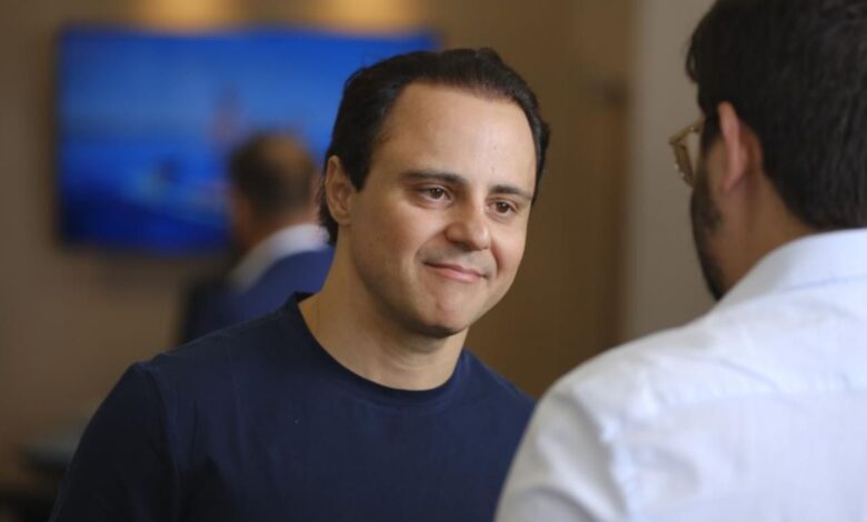 Felipe Massa, ex-piloto da Ferrari, obteve vitória importante nos tribunais. A Justiça da Inglaterra ordenou que a Formula One Management (FOM), Bernie Ecclestone e a Federação Internacional de Automobilismo (FIA) paguem um valor milionário ao brasileiro.nEm novembro de 2025, o juiz Robert Jay rejeitou uma tentativa dos réus de encerrar um processo movido por Massa em relação ao caso ‘Singapuragate’ no Mundial de Pilotos de 2008.nDesta vez, a Corte Britânica ratificou a decisão e ordenou que os impetrados paguem £250.000 (cerca de R$1,8 milhão) referentes à parte das custas do brasileiro no processo.nAlém disso, não foi permitido que os réus recorressem da decisão ao Tribunal de Apelação. Em vez disso, os requeridos podem solicitar autorização à Suprema Corte Britânica para apresentar um recurso direto (“leapfrog”), restrito a pontos limitados da lei.nnA defesa de Massa vê que nenhum outro recurso deve ser permitido e que o caso avance para o julgamento. Além disso, os advogados do piloto exigem a produção integral de provas por parte dos réus.nnnnnO conhecimento, a conduta e a tomada de decisões relativas ao acidente no Grande Prêmio de Singapura de 2008, bem como seu acobertamento, estarão sujeitos a um escrutínio rigoroso, incluindo depoimentos de testemunhas e apresentação de documentos que nunca foram mostrados em tribunal.nFelipe Massa reagiu à decisão de maneira positiva e afirmou que buscará utilizar os meios legais para que “a injustiça seja corrigida”.n“Estou ansioso para provar no tribunal que eles conspiraram para esconder a verdade e usarei todos os meios legais para garantir que essa injustiça seja corrigida. A F1 é o maior esporte do mundo, mas é essencial que seja também o mais justo”, declarou.nnnnnEntenda o casonO ex-piloto da Ferrari moveu ação devido ao caso Singapuragate, ocorrido no campeonato de 2008, que culminou com o vice-campeonato do brasileiro. Todavia, a defesa de Massa não pretende mudar o resultado daquela disputa, que teve o inglês Lewis Hamilton como campeão.nEm trechos dos documentos apresentados pelos representantes de Felipe, é citado claramente que o brasileiro busca reparação sobre o caso por meios indenizatórios e reconhecimento de responsabilidade.n“O Sr. Massa não está buscando nenhuma alteração no resultado do Campeonato de 2008. Nem há qualquer sugestão, apesar de este processo ter sido amplamente divulgado na imprensa, de que quaisquer terceiros desejam se dirigir ao Tribunal”, aponta uma das partes dos documentos.nO processo movido por Massa busca dois objetivos principais. O primeiro deles é uma indenização na ordem de 64 milhões de libras (R$ 455 milhões, na cotação atual).nnRelembre o caso "Singapuragate"nO “Singapuragate” se trata da batida proposital causada por Nelsinho Piquet, e confirmada pelo próprio, durante o Grande Prêmio de Singapura, em 2008. O objetivo do acidente era favorecer a corrida de Fernando Alonso, então companheiro de equipe de Piquet.nnnApós a batida, o safety car foi acionado. Alonso não foi chamado para os boxes, pois havia feito a troca de pneus e reabastecimento na volta anterior. Com isso, o espanhol assumiu a liderança da corrida e acabou por vencê-la.nPara o azar de Felipe, que havia sido chamado pela Ferrari para realizar uma parada de reabastecimento e troca de pneus, uma mangueira de combustível ficou presa no carro. Isso forçou o abandono do brasileiro da prova.nNo fim da temporada, os pontos fizeram falta a Felipe. Lewis Hamilton conquistou o título com um ponto de vantagem para o brasileiro em pleno Circuito de Interlagos, no Brasil.nEm 2009, Nelsinho confirmou participação e colaborou com a investigação do caso, feita pela Federação Internacional de Automobilismo (FIA). Piquet Jr. apontou que chefes da equipe Renault, escuderia pela qual ele e Alonso corriam, o obrigaram a realizar a batida. Em troca, Piquet teria seu vínculo com a escuderia renovado.nnnnnnnnhttps://stories.cnnbrasil.com.br/esportes/formula-1-2026-veja-os-carros-e-as-equipes-da-nova-temporada-2/nhttps://www.youtube.com/watch?v=g7huIxcPtJon&nbsp;