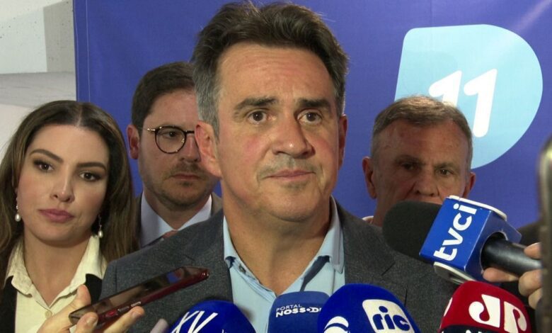 Questionado sobre sua relação com o banqueiro Daniel Vorcaro, que segue na Penitenciária Federal de Brasília, o senador Ciro Nogueira (PP-PI) disse nesta quarta-feira (11) que “quem cometeu ilícito deve pagar de maneira exemplar”.nA declaração foi feita a jornalistas após participação em evento da Apex Partners, em Brasília. “Temos que fortalecer todas as instituições. E quem cometeu ilícitos deve pagar de forma exemplar no nosso país”, disse Nogueira.nComo mostrou a CNN, Vorcaro, dono do Master, celebrou uma emenda apresentada pelo senador que favoreceria o banco. A emenda rejeitada elevaria a cobertura do FGC (Fundo Garantidor de Créditos) de R$ 250 mil para até R$ 1 milhão por depositante.nnEm mensagens interceptadas pela PF (Polícia Federal), o banqueiro também afirma que o senador é "um dos grandes amigos de vida" dele.nDez dias antes de o parlamentar apresentar a “emenda Master”, Vorcaro esteve no casamento da filha do senador, realizado em Angra dos Reis (RJ). O evento ocorreu no dia 3 de agosto de 2024.