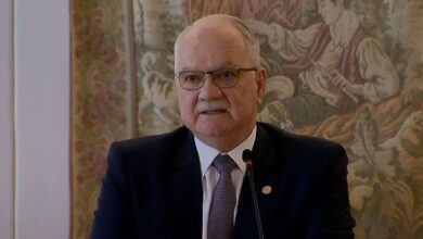 O presidente do STF (Supremo Tribunal Federal), ministro Edson Fachin, afirmou nesta terça-feira (10) que o “saudável distanciamento” dos magistrados entre as partes envolvidas e os interesses em disputa é condição essencial para garantir justiça social.nA declaração foi feita durante a abertura de um encontro com presidentes de tribunais superiores e de segunda instância, realizado na sede do STF, em Brasília.nEm atualização.