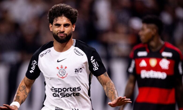 Autor do gol de empate do Corinthians contra o Flamengo, por 1 a 1, neste domingo (22), Yuri Alberto se igualou ao Craque Neto no ranking de artilheiros do clube paulista.nAgora, o camisa 9 ocupa o 25º lugar na lista de maiores goleadores do Timão, ao lado do ex-jogador, com 80 gols marcados.nPelo Alvinegro do Parque São Jorge, Yuri Alberto conquistou três títulos: Campeonato Paulista (2025), Copa do Brasil (2025) e Supercopa do Brasil (2026).nNeto, por sua vez, foi decisivo na conquista do Campeonato Brasileiro de 1990 - primeiro da história do Corinthians. Além disso, venceu a Supercopa do Brasil (1991) e o Campeonato Paulista de 1997.nnCláudio Christóvam, que defendeu o Timão entre 1945 e 1957, é o maior artilheiro da história do clube, com 306 gols marcados.nNeto reage ao feito de Yuri AlbertonApós a partida, Neto reagiu ao feito de Yuri Alberto. O comentarista se disse feliz pelo gol feito pelo camisa 9 corintiano e revelou torcida para que o atacante chega à marca de 100 tentos pelo clube.n"Fiquei feliz do Yuri Alberto fazer o mesmo número de gols que eu fiz com a camisa do Corinthians. Um beijo para a família do Yuri Alberto. Parabéns, Yuri Alberto. Fiquei feliz demais pelos seus 80 gols com a camisa do Corinthians. Estou torcendo para fazer 81, 82, 83... chegar a 100 gols o mais rápido possível”, disse Neto durante programa da Rádio Craque Neto.nYuri Alberto pelo Corinthiansnn218 jogosn80 golsnMédia de gols por jogo: 0,37nTítulos: Campeonato Paulista (2025), Copa do Brasil (2025) e Supercopa do Brasil (2026)nnNeto pelo Corinthiansnn228 jogosn80 golsnMédia de gols por jogo: 0,35nTítulos: Campeonato Brasileiro (1990), Supercopa do Brasil (1991) e Campeonato Paulista de 1997nnhttps://stories.cnnbrasil.com.br/esportes/os-maiores-artilheiros-da-historia-das-copas-do-mundo/