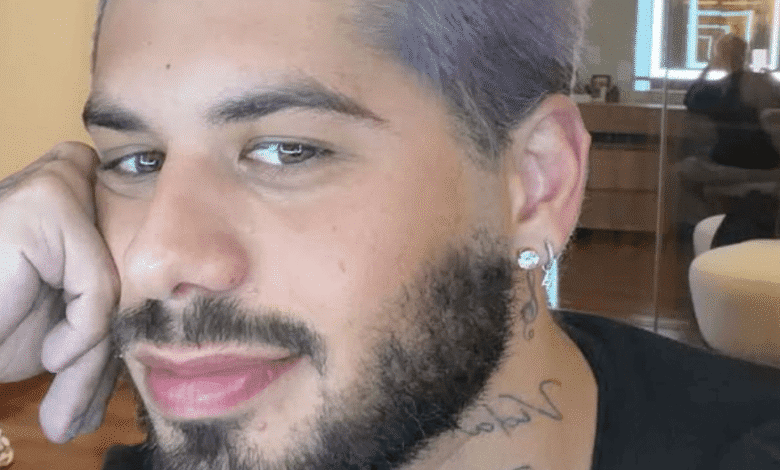 O cantor Zé Felipe revelou, nesta terça-feira (24), que tinha dificuldades para ler livros e se adaptou melhor com audiobooks.nEm sua conta no Instagram, o artista contou: “Quando eu ia ler um livro, até a metade da página, ia bem. Aí chegava na metade da página e começava a ler a mesma linha umas quatro, cinco vezes. Aí eu já esquecia tudo, perdia, já largava o livro”, disse.nO cantor afirmou, no entanto, que o audiolivro "abriu sua cabeça".nn"Isso me facilitou tanto. [...] Tem os resumos também, o que é maravilhoso. Se você tem dificuldade, dislexia, vale a pena pegar os livros para escutar", afirmou.nO sertanejo já contou ter sido diagnosticado com Transtorno do Déficit de Atenção (TDAH) com hiperatividade. Ele também não concluiu o ensino fundamental.nnZé Felipe revela dificuldades para ler livros pic.twitter.com/58IfZv1QV1n— Só vídeos de celebs (@VideosDeCelebs) March 24, 2026nnSobre TDAHnO TDAH é um transtorno neurobiológico caracterizado pela desatenção, hiperatividade e impulsividade. Normalmente, os sintomas se iniciam na infância e podem ou não persistir na fase adulta.nDe acordo com dados da Associação Brasileira do Déficit de Atenção (ABDA), a prevalência global do transtorno varia entre 5% e 8%. Já 3% a 5% das crianças de todo o mundo possuem o transtorno.nhttps://stories.cnnbrasil.com.br/entretenimento/jatinho-colar-e-roupa-relembre-presentes-milionarios-de-virginia-e-ze-felipe/n&nbsp;