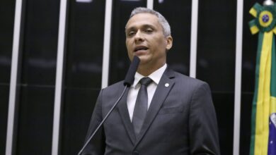 A Primeira Turma do STF (Supremo Tribunal Federal) decidiu nesta terça-feira (28) aceitar denúncia da PGR (Procuradoria-Geral da República) e tornar réu o deputado federal Gustavo Gayer (PL-GO) injuriar o presidente Luiz Inácio Lula da Silva (PT).nA acusação diz respeito a uma postagem do deputado nas redes sociais que associava Lula, por meio de inteligência artificial, a ideologias antissemitas. A monntagem retratava o petista com uniforme militar, uma suástica nazista e um fuzil.n"A postagem é uma montagem de uma pessoa vestindo uniforme militar, com um fuzil do tipo AK-47 na mão direita. O rosto do Presidente da República LUIZ INÁCIO LULA DA SILVA foi colocado sobre o rosto original. No rosto do Presidente foi desenhada uma cruz suástica utilizada pela Alemanha nazista [...]", diz o inquérito da PF.nnA denúncia foi apresentada em fevereiro de 2025, mas o sigilo do caso foi retirado apenas nesta terça-feira (28), mesma data em que o colegiado analisou e recebeu a acusação.