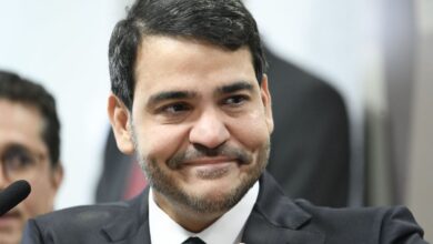 O Senado rejeitou a indicação de Jorge Messias ao STF (Supremo Tribunal Federal) nesta quarta-feira (29). O ex-advogado-geral da União passou pelo crivo do Congresso depois de cinco meses de impasse envolvendo a indicação feita pelo Planalto.nPara a aprovação no plenário, eram necessários ao menos 41 votos. O governo calculava ter o apoio de 45 senadores, enquanto integrantes da oposição afirmavam ter ao menos 30 votos contrários. A votação é secreta, o que implicou incerteza nas estimativas.nA votação no plenário da Casa Alta foi realizada depois de oito horas de sabatina na CCJ (Comissão de Constituição e Justiça). No colegiado, o placar foi de 16 votos a 11.nnDesde a sua indicação, em novembro do ano passado, a escolha por Messias tensionou a relação entre o Congresso e o governo. O presidente do Senado, Davi Alcolumbre (União-AP), defendia o nome de Rodrigo Pacheco (PSB-MG) para a vaga.nPor receio da rejeição, a indicação foi formalizada somente em abril, depois de o Planalto segurar o envio em busca de ganhar tempo para vencer resistências. Messias se dedicou a busca por apoio, mas, como a CNN mostrou, Alcolumbre só o recebeu dias antes da sabatina.nDesde 1894, o Senado não rejeitava um nome indicado ao Supremo. Em 132 anos, a Casa rejeitou cinco indicações ao STF, que já teve 172 ministros. As rejeições  aconteceram durante o governo de Floriano Peixoto (1891-1894).nMessias foi o terceiro indicado de Lula neste mandato. Antes dele, o Planalto enviou ao Senado os nomes de Cristiano Zanin e Flávio Dino, que foram aprovados. Com a rejeição, cabe ao chefe do Executivo fazer uma nova escolha.nSabatina na CCJnEm sua sabatina, Messias apostou em fazer acenos e reforçou seu perfil evangélico. O ministro chefe da AGU declarou ser “totalmente” contra o aborto, enalteceu a Constituição como seu “primeiro código de ética” e defendeu a separação de poderes.nApesar de fazer elogios ao Supremo, o indicado também defendeu o “aperfeiçoamento” da Corte e elogiou a proposta de emenda à Constituição que limita decisões monocráticas. Em tom crítico, afirmou que processos devem ter “começo, meio e fim” ao falar sobre o inquérito das fakes news, em andamento desde 2019.nhttps://www.youtube.com/watch?v=NJjcn8AZ6Lk