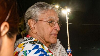 O senador Márcio Bittar (PL-AC) acusou o cantor Caetano Veloso de ter participado da guerrilha e usado armas durante a ditadura militar. A declaração ocorreu durante a sabatina de Jorge Messias na CCJ (Comissão de Constituição e Justiça) do Senado nesta quarta-feira (29) e foi prontamente corrigida pelo senador Otto Alencar (PSD-BA).n"Até o Caetano Veloso em um momento de lucidez admitiu isso. Não lutavam pela democracia, lutavam pela implantação da ditadura do proletariado. Em nome disso pegaram arma, foram para a guerrilha urbana e rural, mataram pessoas, fizeram justiçamento e todas foram perdoadas e anistiadas", afirmou Bittar.nA fala de Bittar ocorreu durante um discurso em defesa da anistia para os envolvidos nos atos de 8 de janeiro. "Essas mesmas pessoas que encenam esse discurso de direitos humanos são aquelas que foram beneficiadas por uma anistia."nnNa sequência, Otto corrigiu a fala de Bittar e afirmou que "Caetano nunca pegou em armas, só pegou a vida inteira em violão". Nas redes sociais, Caetano agradeceu a Otto por "desfazer mais uma fake news" e afirmou que tem "horror a armas".n"Meu agradecimento ao senador Otto Alencar por restabelecer a verdade e desfazer mais uma fake news repetida com tanta convicção. Tenho horror a armas! Como bem foi dito, me muno apenas do violão, da palavra e da canção. Abraçaço", escreveu Caetano.n*Sob supervisão de João Kernhttps://www.youtube.com/watch?v=OURJgSOaVxQ