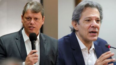 O governador do Estado de São Paulo, Tarcísio de Freitas (Republicanos), lidera os cenários de primeiro e segundo turno na disputa pela reeleição contra o ex-ministro Fernando Haddad (PT), conforme aponta a pesquisa Genial/Quaest divulgada nesta quarta-feira (29).nNo primeiro cenário, Tarcísio tem 38% das intenções de voto, contra 26% de Haddad. O deputado Kim Kataguiri (Missão) e o ex-prefeito de Santo André Paulo Serra (PSDB) aparecem empatados, com 5%.nBrancos, nulos e pessoas que não vão votar somam 13%, assim como os indecisos.nn&nbsp;nnNo segundo cenário, Tarcísio tem 40% das intenções de voto, ante 28% de Haddad. Kataguiri continua na terceira colocação, com 5%. Paulo Serra não foi testado neste cenário.nBrancos, nulos e pessoas que não vão votar somam 14%, enquanto 13% se consideram indecisos.nnSegundo turnonA Genial/Quaest aponta que, em um eventual segundo turno, Tarcísio tem 49% de intenções de voto, contra 32% de Haddad.nIndecisos somam 8%, enquanto brancos, nulos e pessoas que não vão votar totalizam 11% dos entrevistados.nnMetodologianA Genial/Quaest ouviu 1.650 eleitores do estado de São Paulo, entre os dias 23 e 27 de abril, por meio de entrevista presencial. A margem de erro é de 2 pontos percentuais, para mais ou para menos, e o índice de confiança é de 95%.nA pesquisa é realizada com recursos do Banco Genial e está registrada no TSE (Tribunal Superior Eleitoral) sob o protocolo SP-03583/2026.nConfira a íntegra da pesquisan﻿​nhttps://youtu.be/qoPSdUdNuKM?si=aA0bySG4O9mDy1vw