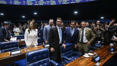 O senador Flávio Bolsonaro (PL-RJ) afirmou nesta quarta-feira (29) que a rejeição da indicação de Jorge Messias ao STF (Supremo Tribunal Federal) representa um “recado” sobre supostos excessos da Corte e um sinal de desgaste político do governo do presidente Luiz Inácio Lula da Silva (PT) no Congresso.nSegundo o parlamentar, o placar de 42 votos contrários reflete uma insatisfação mais ampla entre os senadores. “Esse resultado é a prova da falência da sustentação política do governo Lula aqui no Congresso Nacional”, disse.nPara a aprovação de Messias, eram necessários ao menos 41 votos. A votação ocorreu após cinco meses de impasse e uma sabatina de cerca de oito horas na CCJ (Comissão de Constituição e Justiça), onde o indicado havia sido aprovado por 16 a 11.