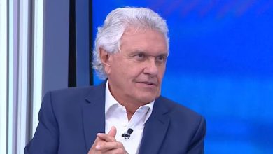 À CNN Brasil, o pré-candidato à Presidência da República Ronaldo Caiado (PSD) afirmou, nesta quarta-feira (22), que irá colocar as Forças Armadas para combater o crime organizado caso vença a disputa pelo Planalto.n"Vou poder colocar o Exército, a Marinha e a Aeronáutica no combate àqueles que já se apoderaram não só do Rio de Janeiro e tantas cidades do Brasil, mas já se apoderaram da Amazônia na totalidade", declarou Caiado ao CNN 360º.n"Eu comandarei, com a função de presidente da República, mas dando todo aparato para que eu possa conter as fronteiras, com todo apoio aos governadores e governadoras que desejarem fazer o combate a esses faccionados", acrescentou.nnCaiado destacou ainda que facções criminosas como PCC (Primeiro Comando da Capital) e CV (Comando Vermelho) serão "declaradas como terroristas".nA fala ocorre em meio a possibilidade de os Estados Unidos classificarem as facções criminosas como terroristas tem sido cogitada pelo governo de Donald Trump, e se tornou motivo de debates políticos no Brasil.nA medida, atualmente, é apoiada por políticos de direita, como o governador de São Paulo, Tarcísio de Freitas (Republicanos), e criticada pelo governo federal.nhttps://youtu.be/CTrDWby9suw?si=bZElCePdMx3VW9nA