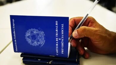 O governo federal vai mobilizar a base aliada para que a transição para o fim da escala 6x1 seja de no máximo dois anos.nA ideia é de que, a cada ano, sejam reduzidos duas horas na escala de trabalho semanal, passando de 44 horas para 40 horas até 2028.nOs sindicatos patronais e o segmento de serviço têm pressionado por uma transição maior, de quatro anos, com redução gradual da escala semanal.nnO defendido, nesse cenário, é atingir a escala 5x2 apenas em 2030, com 40 horas semanais de trabalho. O argumento é de que o período de quatro anos permitiria ao mercado de trabalho uma melhor adaptação.nNos bastidores, o presidente da Câmara dos Deputados, Hugo Motta (Republicanos-PB), considera o período de quatro anos como razoável.nO relator da comissão especial que debate a PEC sobre o fim da escala 6x1, Leo Prates (Republicanos-BA), por outro lado, disse em entrevista à CNN que trabalha em um texto com uma transição de dois anos.nHugo deve conversar com o presidente do Senado Federal, Davi Alcolumbre (União-AP), nos próximos dias, para evitar que a Casa Legislativa faça alterações no texto.nO objetivo é que a PEC do fim da escala 6x1 seja promulgada pelo Congresso Nacional antes do período eleitoral.nhttps://youtu.be/Gb5CcRLJ98s?si=F8smzx7IuiRrIuP9