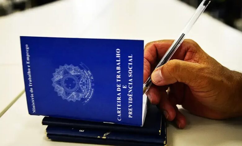 O governo federal vai mobilizar a base aliada para que a transição para o fim da escala 6x1 seja de no máximo dois anos.nA ideia é de que, a cada ano, sejam reduzidos duas horas na escala de trabalho semanal, passando de 44 horas para 40 horas até 2028.nOs sindicatos patronais e o segmento de serviço têm pressionado por uma transição maior, de quatro anos, com redução gradual da escala semanal.nnO defendido, nesse cenário, é atingir a escala 5x2 apenas em 2030, com 40 horas semanais de trabalho. O argumento é de que o período de quatro anos permitiria ao mercado de trabalho uma melhor adaptação.nNos bastidores, o presidente da Câmara dos Deputados, Hugo Motta (Republicanos-PB), considera o período de quatro anos como razoável.nO relator da comissão especial que debate a PEC sobre o fim da escala 6x1, Leo Prates (Republicanos-BA), por outro lado, disse em entrevista à CNN que trabalha em um texto com uma transição de dois anos.nHugo deve conversar com o presidente do Senado Federal, Davi Alcolumbre (União-AP), nos próximos dias, para evitar que a Casa Legislativa faça alterações no texto.nO objetivo é que a PEC do fim da escala 6x1 seja promulgada pelo Congresso Nacional antes do período eleitoral.nhttps://youtu.be/Gb5CcRLJ98s?si=F8smzx7IuiRrIuP9
