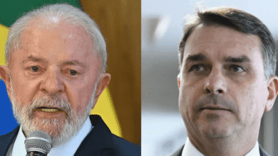 O presidente Luiz Inácio Lula da Silva (PT) e o senador Flávio Bolsonaro (PL-RJ), pré-candidatos ao Palácio do Planalto mais bem posicionados nas pesquisas de intenção de voto, visitam os Estados Unidos nesta semana, ambos com temas eleitorais no radar.nFlávio está em solo americano desde o início da semana. A principal agenda do pré-candidato foi um jantar com empresários realizado na casa de Marcelo Kayath, ex-executivo do Credit Suisse. O jantar em Miami aconteceu na noite da segunda-feira (4).nSegundo interlocutores de Flávio, o foco do senador foi apresentar aos empresários a agenda pró-mercado que pretende estabelecer se eleito, com desburocratização e redução da carga tributária. A ideia era atrair apoio e futuros investimentos para um hipotético governo. Entre os presentes, estiveram banqueiros, profissionais do mercado financeiro e grandes varejistas brasileiros.nEm outro momento, Flávio encontrou seu irmão Eduardo Bolsonaro (PL-SP) e tratou sobre a possibilidade de lançar o ex-deputado como suplente na disputa pelo Senado em São Paulo. O pré-candidato esteve acompanhado do presidente do PL, Valdemar Costa Neto, em parte das agendas.nnO retorno de Flávio Bolsonaro ao Brasil está previsto para quarta-feira (6), mesmo dia em que o presidente Lula deve embarcar para os Estados Unidos. A agenda de Flávio já estava prevista com certa antecedência, e não tem relação com a ida de Lula ao país, afirmam interlocutores.nA única agenda de Lula nos Estados Unidos será um encontro com o presidente dos Estados Unidos, Donald Trump, na quinta-feira (7). Devem aparecer na pauta da reunião o tarifaço norte-americano, o combate ao crime organizado e minerais críticos.nExiste a expectativa entre governistas de que o encontro de alto nível possa revigorar a imagem do mandatário e da gestão federal – impactada pela derrota histórica marcada que Senado impôs à indicação de Jorge Messias para o STF (Supremo Tribunal Federal).nAlém disso, acordos de cooperação em áreas como segurança pública e minerais críticos, temas considerados por aliados de Lula como relevantes para a corrida eleitoral, podem ser explorados pelo petista.nhttps://www.youtube.com/watch?v=j_wc2pbchkk