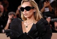 A cantora Miley Cyrus, 33, admitiu que a fama nunca foi algo difícil de assimilar. Filha do astro country Billy Ray Cyrus, 64, e acostumada desde cedo aos bastidores da indústria do entretenimento, a artista explicou que o estrelato sempre foi uma coisa "natural".nEm entrevista à revista Variety, Miley relembrou a infância acompanhando o pai em turnês e sets de filmagem e afirmou que essa convivência precoce com o universo dos famosos a fez encarar a exposição pública com naturalidade.nn"Por ter crescido ao lado do meu pai, em turnês e sets, isso sempre pareceu muito natural para mim. Nunca me senti um peixe fora d'água", relatou.nA cantora, que se transformou em ícone teen ao interpretar Miley Stewart na série da Disney "Hannah Montana", exibida entre 2006 e 2011, afirmou que a proximidade com o entretenimento também a protegeu de ficar deslumbrada com Hollywood.n"As pessoas ficavam muito surpresas com isso e perguntavam: 'Quando você chegou a Los Angeles, sua cabeça explodiu?'. Nunca gostei de pensar que eu era blasé, mas, por estar cercada pelo show business, eu tinha menos fascínio por Hollywood. Eu era menos encantada com tudo aquilo. Isso me manteve mais pé no chão. Não foi um choque quando o programa estreou e minha vida mudou", pontuou.nApesar de afirmar que sempre lidou bem com a fama, Miley disse acreditar que aprendeu a estar mais presente e valorizar os momentos especiais.nQuestionada sobre que conselho daria à versão mais jovem de si mesma, a cantora respondeu: "Eu diria: esteja presente o suficiente para lembrar. Às vezes eu estava me movendo tão rápido e sempre calculando qual seria meu próximo passo que não vivia o momento. Hoje, tomo decisões muito claras sobre o que vou fazer e faço poucas coisas de cada vez, justamente para conseguir estar presente em cada uma delas."nA artista afirmou ainda que hoje faz um esforço deliberado para registrar mentalmente momentos importantes da carreira e da vida pessoal.n"Quase sinto que consigo gravar cada momento. E sei quando um momento é importante. Quando estou no Grammy e olho ao redor e vejo [a apresentadora] Oprah Winfrey, aperto o botão de gravar na minha mente: 'Não esqueça disso. Este é um momento importante'".nMiley também relembrou episódios marcantes da juventude, como uma apresentação na Casa Branca durante a posse do então presidente, Barack Obama.n"Alguns momentos ficaram marcados para mim quando eu era mais jovem, como cantar na Casa Branca durante a posse de Barack Obama, para as filhas dele. Eu consigo lembrar desses momentos, mas muita coisa ficou embaçada. Então eu diria para a Miley mais jovem desacelerar e prestar atenção."nhttps://stories.cnnbrasil.com.br/entretenimento/miley-cyrus-reflete-sobre-demora-para-ser-premiada-no-grammy-onde-eu-estava/