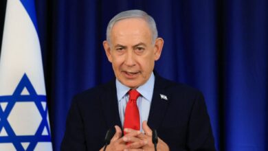 O primeiro-ministro de Israel, Benjamin Netanyahu, afirmou nesta segunda-feira (25) que Israel está em guerra com o Hezbollah e que vai intensificar os ataques contra o grupo no território libanês.nEm seguida, o exército israelense informou que está atacando infraestrutura utilizada pelo grupo na região do Vale do Becaa e outras áreas do Líbano.nApoio do governo americanonUma autoridade dos Estados Unidos sinalizou o apoio de Washington à continuidade das operações israelenses contra o Hezbollah, afirmando nesta segunda-feira que “Israel jamais deverá ser obrigado a absorver passivamente ataques contra suas forças e civis”.n“Desde 17 de abril, o Hezbollah disparou mais de mil drones e mais de 700 foguetes na tentativa de inviabilizar as negociações em andamento entre o Líbano e Israel. A situação atual é insustentável”, disse a autoridade.n“O Hezbollah é totalmente responsável pela situação atual”, acrescentou a autoridade. “O grupo rompeu o cessar-fogo em 2 de março e agora tenta impedir que o povo libanês tenha um caminho para a paz e a reconstrução.”nnOs comentários ocorrem em meio às negociações em andamento para encerrar a guerra no Irã. Teerã também pediu o fim da guerra no Líbano.nTambém houve continuidade dos ataques entre Israel e o Hezbollah, apesar de um aparente cessar-fogo mediado pelos Estados Unidos. As operações israelenses continuaram no sul do Líbano nesta segunda-feira e mataram pelo menos três pessoas, segundo a NNA (Agência Nacional de Notícias do Líbano).nAs Forças Armadas de Israel relataram uma série de drones explosivos lançados pelo Hezbollah durante a madrugada de segunda-feira contra diversos locais do lado israelense da fronteira.nO Exército também informou o impacto de um drone no sul do Líbano, em uma área atualmente controlada por soldados israelenses. Não há relatos de feridos nos ataques.nNo domingo (24), o chefe do Exército israelense, Eyal Zamir, afirmou ter aprovado planos para a “continuação dos combates no norte”, em referência à campanha de Israel contra o Hezbollah.n*Com informações da CNN