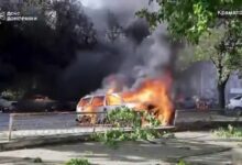Ataques russos contra cidades no leste da Ucrânia mataram pelo menos 25 pessoas na terça-feira (5), incluindo 12 em um dos piores ataques do ano até o momento, horas antes do prazo final para a proposta de Kiev de um cessar-fogo por tempo indeterminado, que entraria em vigor à meia-noite.nUm vídeo divulgado na terça-feira mostrou bombeiros jogando água em veículos em chamas e no que parecia ser um corpo coberto com um cobertor branco em Kramatorsk, na região de Donetsk.nA localização foi confirmada pelos edifícios, traçado das ruas, árvores e sinalização, que coincidiram com imagens de arquivo e de satélite.nnA data em que o vídeo foi gravado não pôde ser verificada de forma independente, porém o governador da região de Donetsk afirmou que o ataque ocorreu em 5 de maio. Nenhuma versão anterior da filmagem foi encontrada online antes de 5 de maio.nA Rússia anunciou um cessar-fogo para os dias 8 e 9 de maio, coincidindo com as comemorações da vitória da União Soviética sobre a Alemanha nazista na Segunda Guerra Mundial e com um desfile militar na Praça Vermelha, em Moscou.nEm resposta, a Ucrânia anunciou uma proposta de cessar-fogo por tempo indeterminado a partir da meia-noite de quarta-feira (6), instando a Rússia a retribuir.nO presidente ucraniano, Volodymyr Zelensky, afirmou que não era uma opção para a Rússia interromper os ataques por um dia para o seu desfile militar, enquanto vinha bombardeando a Ucrânia intensamente.nNa cidade de Zaporizhzhia, no sudeste do país, um ataque com bombas aéreas e drones matou pelo menos 12 pessoas, informou o governador regional Ivan Fedorov pelo Telegram. Ele disse que 20 pessoas ficaram feridas.nFedorov afirmou que prédios residenciais, uma oficina mecânica e um lava-rápido foram danificados. O ataque também provocou incêndios em uma loja e em uma empresa não identificada, acrescentou.nImagens da Reuters Television mostraram chamas consumindo carros e uma garagem, além de enormes nuvens de fumaça preta subindo ao céu. Equipes médicas atendiam os feridos, muitos deles cobertos de sangue, em uma rua próxima.nhttps://www.youtube.com/watch?v=ElqyFQMLu2onMais a nordeste, três bombas aéreas lançadas sobre a cidade de Kramatorsk, na linha de frente, mataram cinco pessoas, disse o governador regional Vadym Filashkin no Telegram. Doze pessoas ficaram feridas.nEm Dnipro, também no sudeste da Ucrânia, um ataque russo matou quatro pessoas, disse Zelensky.nO governador regional Oleksandr Hanzha elevou o número de mortos para três, com 16 feridos, quatro em estado grave. Hanzha disse que um estabelecimento comercial na cidade foi incendiado.nUm ataque russo noturno às instalações de produção de gás na região de Poltava matou quatro pessoas, disseram autoridades ucranianas. Anúncios anteriores indicavam cinco mortes.nNa Rússia, um ataque com drone ucraniano na região central da Chuváchia matou duas pessoas na terça-feira, informou a agência de notícias estatal russa TASS.