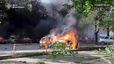 Ataques russos contra cidades no leste da Ucrânia mataram pelo menos 25 pessoas na terça-feira (5), incluindo 12 em um dos piores ataques do ano até o momento, horas antes do prazo final para a proposta de Kiev de um cessar-fogo por tempo indeterminado, que entraria em vigor à meia-noite.nUm vídeo divulgado na terça-feira mostrou bombeiros jogando água em veículos em chamas e no que parecia ser um corpo coberto com um cobertor branco em Kramatorsk, na região de Donetsk.nA localização foi confirmada pelos edifícios, traçado das ruas, árvores e sinalização, que coincidiram com imagens de arquivo e de satélite.nnA data em que o vídeo foi gravado não pôde ser verificada de forma independente, porém o governador da região de Donetsk afirmou que o ataque ocorreu em 5 de maio. Nenhuma versão anterior da filmagem foi encontrada online antes de 5 de maio.nA Rússia anunciou um cessar-fogo para os dias 8 e 9 de maio, coincidindo com as comemorações da vitória da União Soviética sobre a Alemanha nazista na Segunda Guerra Mundial e com um desfile militar na Praça Vermelha, em Moscou.nEm resposta, a Ucrânia anunciou uma proposta de cessar-fogo por tempo indeterminado a partir da meia-noite de quarta-feira (6), instando a Rússia a retribuir.nO presidente ucraniano, Volodymyr Zelensky, afirmou que não era uma opção para a Rússia interromper os ataques por um dia para o seu desfile militar, enquanto vinha bombardeando a Ucrânia intensamente.nNa cidade de Zaporizhzhia, no sudeste do país, um ataque com bombas aéreas e drones matou pelo menos 12 pessoas, informou o governador regional Ivan Fedorov pelo Telegram. Ele disse que 20 pessoas ficaram feridas.nFedorov afirmou que prédios residenciais, uma oficina mecânica e um lava-rápido foram danificados. O ataque também provocou incêndios em uma loja e em uma empresa não identificada, acrescentou.nImagens da Reuters Television mostraram chamas consumindo carros e uma garagem, além de enormes nuvens de fumaça preta subindo ao céu. Equipes médicas atendiam os feridos, muitos deles cobertos de sangue, em uma rua próxima.nhttps://www.youtube.com/watch?v=ElqyFQMLu2onMais a nordeste, três bombas aéreas lançadas sobre a cidade de Kramatorsk, na linha de frente, mataram cinco pessoas, disse o governador regional Vadym Filashkin no Telegram. Doze pessoas ficaram feridas.nEm Dnipro, também no sudeste da Ucrânia, um ataque russo matou quatro pessoas, disse Zelensky.nO governador regional Oleksandr Hanzha elevou o número de mortos para três, com 16 feridos, quatro em estado grave. Hanzha disse que um estabelecimento comercial na cidade foi incendiado.nUm ataque russo noturno às instalações de produção de gás na região de Poltava matou quatro pessoas, disseram autoridades ucranianas. Anúncios anteriores indicavam cinco mortes.nNa Rússia, um ataque com drone ucraniano na região central da Chuváchia matou duas pessoas na terça-feira, informou a agência de notícias estatal russa TASS.