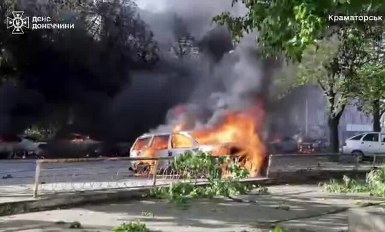 Ataques russos contra cidades no leste da Ucrânia mataram pelo menos 25 pessoas na terça-feira (5), incluindo 12 em um dos piores ataques do ano até o momento, horas antes do prazo final para a proposta de Kiev de um cessar-fogo por tempo indeterminado, que entraria em vigor à meia-noite.nUm vídeo divulgado na terça-feira mostrou bombeiros jogando água em veículos em chamas e no que parecia ser um corpo coberto com um cobertor branco em Kramatorsk, na região de Donetsk.nA localização foi confirmada pelos edifícios, traçado das ruas, árvores e sinalização, que coincidiram com imagens de arquivo e de satélite.nnA data em que o vídeo foi gravado não pôde ser verificada de forma independente, porém o governador da região de Donetsk afirmou que o ataque ocorreu em 5 de maio. Nenhuma versão anterior da filmagem foi encontrada online antes de 5 de maio.nA Rússia anunciou um cessar-fogo para os dias 8 e 9 de maio, coincidindo com as comemorações da vitória da União Soviética sobre a Alemanha nazista na Segunda Guerra Mundial e com um desfile militar na Praça Vermelha, em Moscou.nEm resposta, a Ucrânia anunciou uma proposta de cessar-fogo por tempo indeterminado a partir da meia-noite de quarta-feira (6), instando a Rússia a retribuir.nO presidente ucraniano, Volodymyr Zelensky, afirmou que não era uma opção para a Rússia interromper os ataques por um dia para o seu desfile militar, enquanto vinha bombardeando a Ucrânia intensamente.nNa cidade de Zaporizhzhia, no sudeste do país, um ataque com bombas aéreas e drones matou pelo menos 12 pessoas, informou o governador regional Ivan Fedorov pelo Telegram. Ele disse que 20 pessoas ficaram feridas.nFedorov afirmou que prédios residenciais, uma oficina mecânica e um lava-rápido foram danificados. O ataque também provocou incêndios em uma loja e em uma empresa não identificada, acrescentou.nImagens da Reuters Television mostraram chamas consumindo carros e uma garagem, além de enormes nuvens de fumaça preta subindo ao céu. Equipes médicas atendiam os feridos, muitos deles cobertos de sangue, em uma rua próxima.nhttps://www.youtube.com/watch?v=ElqyFQMLu2onMais a nordeste, três bombas aéreas lançadas sobre a cidade de Kramatorsk, na linha de frente, mataram cinco pessoas, disse o governador regional Vadym Filashkin no Telegram. Doze pessoas ficaram feridas.nEm Dnipro, também no sudeste da Ucrânia, um ataque russo matou quatro pessoas, disse Zelensky.nO governador regional Oleksandr Hanzha elevou o número de mortos para três, com 16 feridos, quatro em estado grave. Hanzha disse que um estabelecimento comercial na cidade foi incendiado.nUm ataque russo noturno às instalações de produção de gás na região de Poltava matou quatro pessoas, disseram autoridades ucranianas. Anúncios anteriores indicavam cinco mortes.nNa Rússia, um ataque com drone ucraniano na região central da Chuváchia matou duas pessoas na terça-feira, informou a agência de notícias estatal russa TASS.