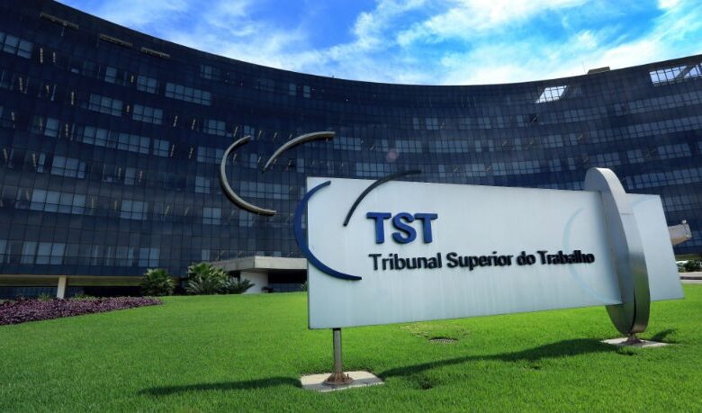 O ex-presidente do TST (Tribunal Superior do Trabalho) Almir Pazzianotto afirmou, em entrevista à CNN, que a discussão entre juízes serem "vermelhos ou azuis" ter se tornado um conflito público comprometeu a imagem do Tribunal.n"Me parece que esse conflito tornado público comprometeu a imagem do Tribunal e, por extensão, da Justiça do Trabalho como um todo. E até o Judiciário", disse Pazzianotto.nnPara o ex-ministro, um magistrado "não pode manifestar a sua opinião ideológica" quando está nessa posição. "Como juiz, ele está obrigado a cumprir a lei", explica.nNa última segunda-feira (4), ministros do TST discutiram durante a sessão após viralizar nas redes sociais um trecho de fala do presidente da Corte, Luiz Philippe Vieira de Mello Filho, sobre juízes “vermelhos e azuis”, expressão interpretada como uma divisão entre magistrados mais ou menos ativistas em favor dos trabalhadores.nO bate-boca contou com acusações de falta de ética e de tentativa de “destruir” a Justiça do Trabalho.nNa avaliação de Pazzianotto, "a Constituição não é vermelha e não é azul, ela é democrática". nnEntenda a troca de farpasnA polêmica começou quando Vieira de Mello Filho decidiu se pronunciar publicamente para afirmar que sua declaração foi retirada de contexto. Ele então criticou cursos em que ministros orientam advogados sobre casos que podem julgar.nTambém condenou a rotulação ideológica e disse: “Não precisamos de mais ataques internos” e “sou de um tempo em que discutimos ideias com argumentos, não com cores”.nO ministro Ives Gandra, por sua vez, sustentou que a divisão reflete diferenças reais dentro do Tribunal, entre visões “liberais” e “intervencionistas” ou “legalistas” e “ativistas”.n"A realidade não pode ser escondida: há divisão interna dentro do tribunal do ponto de vista de ver o direito do trabalho de uma forma ou de outra, exatamente da forma que procurei colocar no curso: há ministros que têm visão mais liberal e mais intervencionista; há uns mais legalistas, outros mais ativistas", disse Ives.nO debate se intensificou com acusações mútuas. Vieira de Mello criticou os rótulos e afirmou que divergências devem ocorrer no campo das ideias, dizendo: "Esse Tribunal é plural [...] não com rótulos". Já Ives Gandra pediu respeito à sua visão: "Tenho a minha visão, respeito a dos demais. Agora quero ser respeitado".nA ministra Maria Cristina Peduzzi encerrou o embate criticando o tom da discussão: "Não vejo nenhuma atitude democrática em um bate-boca como esse [...] Todos aqui atuam em nome da justiça". Em seguida, os ministros deram andamento à pauta de votação do dia.nhttps://www.youtube.com/watch?v=1a9tLj6yHOk