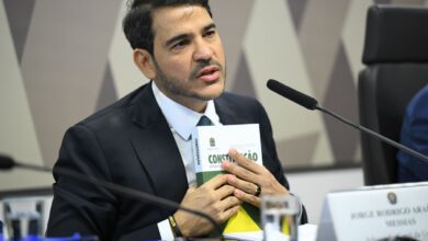 O AGU (Advogado Geral da União), Jorge Messias, manifestou-se nas redes sociais neste sábado (2) após ser rejeitado pelo Senado para assumir uma vaga no STF (Supremo Tribunal Federal).n"Quando a coragem fala mais alto que o aplauso, é aí que começa a verdadeira história. Firme nos princípios, guiado pelo propósito. O que fazemos hoje ecoa no amanhã", escreveu Messias.nnNa imagem, uma versão gerada por IA (inteligência artificial) de uma foto de quando estava no Senado sendo sabatinado e segurava a Constituição, o magistrado também deixou registros na mesma linha da legenda.n"É preciso coragem para defender princípios quando eles não são populares. Mas é exatamente aí que nasce a história que vale a pena viver. Siga firme. Inspire. Transforme", destacou.nJorge Messias foi rejeitado por 42 votos a 34 no plenário do Senado, em uma articulação da oposição com o presidente da Casa, senador Davi Alcolumbre (União-AP). Após a derrota histórica, o AGU avalia deixar o governo Lula.nhttps://twitter.com/jorgemessiasagu/status/2050643504515174652