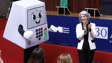 O TSE (Tribunal Superior Eleitoral) lançou, nesta segunda-feira (4), a mascote "Pilili", simbolizando as urnas eltrônicas.nA personagem foi apresentada durante evento em comemoração às três décadas da utilização do sistema eletrônico de votação no Brasil.nnSegundo o TSE, o nome Pilili é devido ao "som emitido pela tecla quando há o clique do 'confirma'”.nNo evento que marcou o lançamento da mascote, a presidente do TSE, ministra Carmén Lúcia, recebeu estudantes de escolas públicas e privadas do Distrito Federal para ressaltar "a segurança, a confiabilidade, a agilidade e a auditabilidade do equipamento".nAlém disso, a ministra instigou os estudantes a tirarem o título de eleitor ao completar 16 anos. Os jovens puderam testar as urnas e tiveram acesso a elementos gráficos, painéis com a história do equipamento e um vídeo institucional com a trajetória da urna eletrônica.nDe acordo com o TSE, a Pilili será a mascote símbolo das eleições de 2026, uma espécie de novo Zé Gotinha.n"Pilili se dispõe a incorporar acessórios que representam as culturas e os costumes de cada região, assim como participar de festas juninas e outras festividades", declarou a pasta. nAinda segundo a Justiça Eleitoral, a mascote "não tem preferência por ideologia ou partido. A bandeira dela é a democracia".nPilili deve ser utilizada em campanhas educativas durante o ano eleitoral.nhttps://www.youtube.com/watch?v=LOdUu3ucaLIn*Sob supervisão de Lucas Schroeder