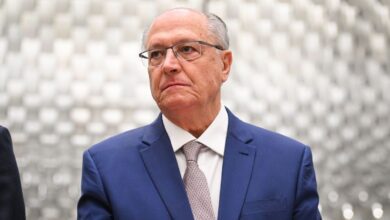 O vice-presidente Geraldo Alckmin (PSB) afirmou, nesta segunda-feira (4), que o presidente Luiz Inácio Lula da Silva (PT) "está definindo sua nova indicação" ao STF (Supremo Tribunal Federal) após o Senado Federal rejeitar, na última semana, a primeira escolha do chefe do Executivo, o advogado-geral da União, Jorge Messias.n"Olha, primeiro, quero lamentar a não eleição do Jorge Messias, porque é uma pessoa preparada, jurista com experiência, com espírito público, uma vida dedicada ao serviço público", afirmou Alckmin durante agenda em São Paulo.nn"Mas enfim, isso compete ao Congresso Nacional, porque você vai ficar com um ministro a menos no Supremo já sobrecarregado de processos. Eu acho que o presidente Lula está definindo a sua nova indicação", completou o vice.nRejeição no SenadonNa última quarta-feira (29), Jorge Messias foi rejeitado por 42 votos a 34 no plenário do Senado, em uma articulação da oposição com o presidente da Casa, senador Davi Alcolumbre (União-AP).nPara a aprovação no plenário, eram necessários ao menos 41 votos. Desde 1894, o Senado não rejeitava um nome indicado ao Supremo.nNesta segunda-feira, Messias retornou ao comando da AGU (Advocacia-Geral da União). Ele esteve de férias entre os dias 8 e 30 de abril, período em que se afastou das funções para se preparar para a sabatina de sua indicação ao STF na CCJ (Comissão de Constituição e Justiça) do Senado.nSegundo apuração da CNN Brasil, apesar de interlocutores afirmarem que o advogado-geral está inclinado a deixar a função, há a avaliação de que ele pode atender a um eventual pedido de Lula para permanecer no cargo por mais tempo.nhttps://www.youtube.com/watch?v=LXKHbz6Vcl0