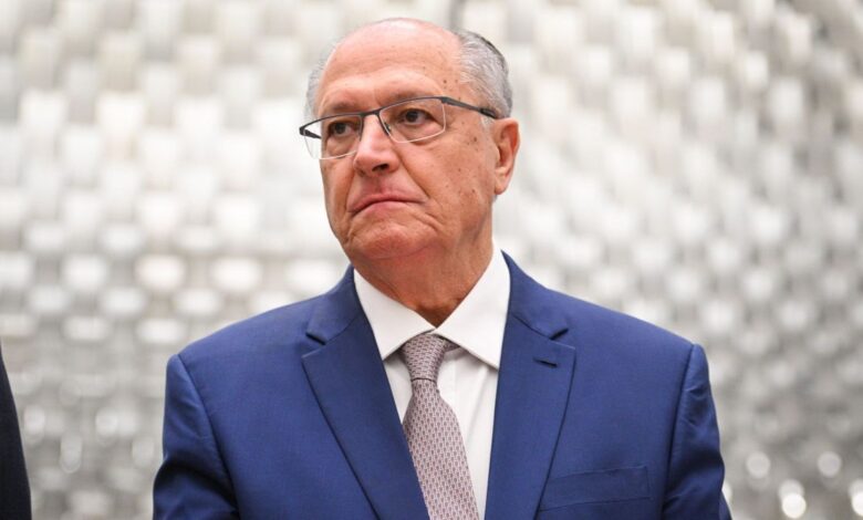 O vice-presidente Geraldo Alckmin (PSB) afirmou, nesta segunda-feira (4), que o presidente Luiz Inácio Lula da Silva (PT) "está definindo sua nova indicação" ao STF (Supremo Tribunal Federal) após o Senado Federal rejeitar, na última semana, a primeira escolha do chefe do Executivo, o advogado-geral da União, Jorge Messias.n"Olha, primeiro, quero lamentar a não eleição do Jorge Messias, porque é uma pessoa preparada, jurista com experiência, com espírito público, uma vida dedicada ao serviço público", afirmou Alckmin durante agenda em São Paulo.nn"Mas enfim, isso compete ao Congresso Nacional, porque você vai ficar com um ministro a menos no Supremo já sobrecarregado de processos. Eu acho que o presidente Lula está definindo a sua nova indicação", completou o vice.nRejeição no SenadonNa última quarta-feira (29), Jorge Messias foi rejeitado por 42 votos a 34 no plenário do Senado, em uma articulação da oposição com o presidente da Casa, senador Davi Alcolumbre (União-AP).nPara a aprovação no plenário, eram necessários ao menos 41 votos. Desde 1894, o Senado não rejeitava um nome indicado ao Supremo.nNesta segunda-feira, Messias retornou ao comando da AGU (Advocacia-Geral da União). Ele esteve de férias entre os dias 8 e 30 de abril, período em que se afastou das funções para se preparar para a sabatina de sua indicação ao STF na CCJ (Comissão de Constituição e Justiça) do Senado.nSegundo apuração da CNN Brasil, apesar de interlocutores afirmarem que o advogado-geral está inclinado a deixar a função, há a avaliação de que ele pode atender a um eventual pedido de Lula para permanecer no cargo por mais tempo.nhttps://www.youtube.com/watch?v=LXKHbz6Vcl0