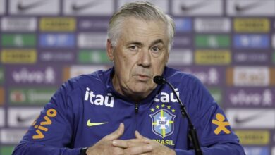 As 48 seleções que disputam a Copa do Mundo de 2026 vivem a expectativa de anunciar os jogadores que irão brilhar nos gramados dos Estados Unidos, Canadá e México.nA Fifa estabeleceu duas datas no calendário pré-Copa para que as seleções se programem. Haverá um dia para a divulgação da lista preliminar com até 55 jogadores. Depois, a entidade estabeleceu uma data final para os 26 nomes serem anunciados.nDatas para convocação da Copann11 de maio - lista preliminar com até 55 jogadoresn30 de maio - data final para lista dos 26 convocadosnnA Copa do Mundo de 2026, realizada na América do Norte, inicia no dia 11 de junho, com o duelo entre México e África do Sul, e a final será realizada no dia 19 de julho. O Brasil estreia no dia 13 contra Marrocos, em Nova Jersey.nConvocação do BrasilnO técnico Carlo Ancelotti vai anunciar a lista final de convocados da Seleção Brasileira no dia 18 de maio. O evento acontecerá no Museu do Amanhã, no Rio de Janeiro.nnA divulgação marcará o momento mais aguardado do ciclo pré-Mundial, quando serão conhecidos os 26 jogadores que representarão o Brasil na competição.nAntes da convocação definitiva, a CBF seguirá o protocolo estabelecido pela Fifa. No dia 11 de maio, será enviada uma pré-lista com até 55 nomes.nEssa relação inicial funciona como um filtro ampliado, reunindo atletas monitorados pela comissão técnica ao longo do ciclo. A partir dela, Ancelotti fará os cortes até chegar à lista final com 26 jogadores, que será oficializada uma semana depois.nhttps://stories.cnnbrasil.com.br/esportes/brasil-faz-pior-ciclo-pre-copa-de-toda-a-historia-veja-detalhes/