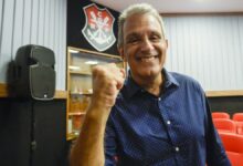 Está encerrada a divergência entre Flamengo e demais clubes da Libra pelos valores dos direitos de transmissão do Campeonato Brasileiro. O clube carioca e a organização anunciaram, nesta terça (5), o acordo.nDesde 2025, as parte viviam um imbróglio sobre a parcela do acordo relativa à audiência do contrato firmado com a TV Globo. Flamengo e Libra afirmaram que "foi encontrado um ponto de equilíbrio" entre a exigência da atual diretoria rubro-negra e o modelo preferencial de outros clubes integrantes do grupo.nO contrato com a Globo renderá cerca de R$ 140 milhões adicionais ao Flamengo até 2029. A parcela relativa a audiência representará, portanto, cerca de R$ 30 milhões a mais por ano em relação ao contrato anterior com a Globo.nnConfira, abaixo, a nota divulgada por Flamengo e Libra:n"Os clubes da Libra e o Clube de Regatas do Flamengo firmaram, neste fim de semana, um acordo que encerra a divergência sobre a distribuição da receita relativa aos valores de audiência – que representa 30% do total da remuneração fixa estabelecida no contrato com a Globo pelos direitos de transmissão dos jogos até 2029.nFoi encontrado um ponto de equilíbrio entre o que a nova diretoria do Flamengo requisitava desde que assumiu o comando do clube, em janeiro de 2025, e o que os clubes da Libra entendiam ser o modelo de sua preferência. O esforço de todos para alcançar a solução foi fundamental.n&nbsp;nFlamengo e os demais clubes da Libra agora focam nos próximos passos para a criação da Liga Nacional, no reforço da valorização de suas propriedades e na visão de fortalecimento, avanço e melhoria do ecossistema do futebol brasileiro, em conjunto com a CBF e os clubes da FFU."nhttps://stories.cnnbrasil.com.br/esportes/nubank-parque-e-o-novo-nome-do-estadio-do-palmeiras/