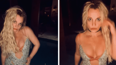 A cantora Britney Spears, 44, retornou às redes sociais na noite do último domingo (3) com um vídeo dançando. Poucas horas depois, ela publicou uma foto de várias canecas empilhadas com a legenda "Feliz domingo!".nNa sexta-feira (1º), Spears tinha sido fotografada pela primeira vez após deixar uma clínica de reabilitação, na qual ela se internou voluntariamente. Ao longo dos últimos meses, a norte-americana foi acusada formalmente de dirigir sua BMW sob efeitos de substâncias, como álcool ou drogas. nnSendo representada por seus advogados no Tribunal Superior de Los Angeles nesta segunda-feira (4), Britney enviou uma cartilha se declarando culpada da infração. Até o momento não há detalhes sobre a sentença, mas sua escolha de admitir o crime deve evitar que ela seja encaminhada para a prisão.nnnnnnnnnnnnnView this post on InstagramnnnnnnnnnnnnnnnnnnnnnnnA post shared by Britney Spears (@britneyspears)nnnnRelembre o caso de Britney SpearsnInformações de registro obtidas pela CNN em março mostraram que a estrela pop foi parada pela Patrulha Rodoviária da Califórnia por volta das 21h30 do dia 4 de março, fichada pouco depois das 3h da manhã no dia 5 e posteriormente liberada. Segundo informações que detalhavam a prisão, o veículo dela foi rebocado.nA internação voluntária na clínica fez parte de uma estratégia para convencer o juiz do caso de que Britney está se esforçando para lidar com a doença após a primeira prisão. Fontes ligadas à cantora já haviam dito ao portal TMZ que ela não recusaria tratamento caso a Justiça sugerisse isso como opção.nNa época, a equipe de Britney se pronunciou sobre o caso. Um representante emitiu um comunicado para a revista People, confirmando que a princesa do pop foi detida sob influência de álcool em Ventura, na Califórnia.n"Este foi um incidente lamentável e completamente indesculpável. A Britney tomará as medidas corretas e cumprirá a lei, e esperamos que este seja o primeiro passo para uma mudança necessária há muito tempo na vida dela. Esperamos que ela consiga a ajuda e o apoio de que precisa durante este momento difícil", dizia a nota.n*Publicado por Luiza Zequim, da CNN Brasil, com informações de Flávio Ismerim, da CNN Brasil. Sob supervisão de Marina Toledonhttps://stories.cnnbrasil.com.br/entretenimento/a-mulher-em-mim-livro-de-memorias-de-britney-spears-vai-virar-filme/