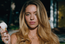 A atriz Sydney Sweeney, 28, se envolveu em nova polêmica após cena explícita no último episódio da série "Euphoria". A estrela, que interpreta a personagem Cassie Howards, já foi criticada anteriormente por cenas "picantes" no seriado, que tem apostado em um roteiro mais sexualizado que as temporadas anteriores.nParte do público tem acusado a produção de exagerar nas cenas que envolvem Cassie, expondo Sweeney em momentos íntimos, considerados humilhantes. "Cansei desses excessos com a Cassie", escreveu um internauta no X. "Já não faz mais nenhum sentido esse arco da Cassie", comentou outro.nnNo sétimo e penúltimo episódio, exibido no domingo (24), a personagem tenta recuperar sua fama após excluir sua conta na plataforma OnlyFans. Para isso, ela arma plano para se envolver sexualmente com outro personagem e, em uma cena de sexo, Sydney aparece de topless.nnA atriz contracenou com Homer Gere, que interpreta o influenciador Dylan Reid. O ator é filho do aclamado astro de Hollywood Richard Gere.n*Publicado por Laura Toyama, em colaboração para a CNN Brasilnhttps://stories.cnnbrasil.com.br/entretenimento/euphoria-volta-as-telas-tres-anos-apos-a-estreia-da-primeira-temporada/