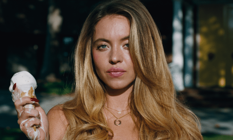 A atriz Sydney Sweeney, 28, se envolveu em nova polêmica após cena explícita no último episódio da série "Euphoria". A estrela, que interpreta a personagem Cassie Howards, já foi criticada anteriormente por cenas "picantes" no seriado, que tem apostado em um roteiro mais sexualizado que as temporadas anteriores.nParte do público tem acusado a produção de exagerar nas cenas que envolvem Cassie, expondo Sweeney em momentos íntimos, considerados humilhantes. "Cansei desses excessos com a Cassie", escreveu um internauta no X. "Já não faz mais nenhum sentido esse arco da Cassie", comentou outro.nnNo sétimo e penúltimo episódio, exibido no domingo (24), a personagem tenta recuperar sua fama após excluir sua conta na plataforma OnlyFans. Para isso, ela arma plano para se envolver sexualmente com outro personagem e, em uma cena de sexo, Sydney aparece de topless.nnA atriz contracenou com Homer Gere, que interpreta o influenciador Dylan Reid. O ator é filho do aclamado astro de Hollywood Richard Gere.n*Publicado por Laura Toyama, em colaboração para a CNN Brasilnhttps://stories.cnnbrasil.com.br/entretenimento/euphoria-volta-as-telas-tres-anos-apos-a-estreia-da-primeira-temporada/