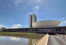 A bancada do PT (Partido dos Trabalhadores) voltou a incentivar o mote de “Congresso inimigo do povo”, como estratégia digital de reação do governo após as últimas derrotas no Legislativo.nA aposta vem no momento, no entanto, em que o governo precisa do Congresso para materializar o que vê como projeto mais impactante junto ao eleitorado: a aprovação do fim da escala 6x1.nnDesta vez, a mira é mais direcionada ao Senado do que à Câmara, que foi alvo no ano passado, episódio que gerou a irritação do presidente Hugo Motta (Republicanos-PB).nOutro alvo é o Banco Central e o presidente Gabriel Galípolo, que foi indicado por Lula para a função. Reservadamente, petistas defendem ser preciso personalizar as queixas sobre os juros altos no dirigente a ponto de colocá-lo o rótulo de "traidor".nA medida faz parte de um engajamento ampliado de endossar discursos antissistema que apareceram dentro da fala do próprio presidente Luiz Inácio Lula da Silva (PT) durante o pronunciamento do 1º de maio.n"Os obstáculos que temos pela frente são enormes. Cada vez que damos um passo adiante para melhorar a vida do povo brasileiro, o sistema joga contra. O andar de cima, os bilionários, a elite que só pensa em manter privilégios às custas do povo. Se dependesse do sistema, nem a escravidão teria sido abolida no Brasil", afirmou Lula.nA avaliação interna do PT colhida pela CNN é de que o partido precisa endossar o discurso antissistema porque isso está na raiz da sigla e foi apropriado com o tempo pela direita.nhttps://www.youtube.com/watch?v=F5fxIosYjVc