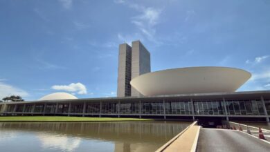 A bancada do PT (Partido dos Trabalhadores) voltou a incentivar o mote de “Congresso inimigo do povo”, como estratégia digital de reação do governo após as últimas derrotas no Legislativo.nA aposta vem no momento, no entanto, em que o governo precisa do Congresso para materializar o que vê como projeto mais impactante junto ao eleitorado: a aprovação do fim da escala 6x1.nnDesta vez, a mira é mais direcionada ao Senado do que à Câmara, que foi alvo no ano passado, episódio que gerou a irritação do presidente Hugo Motta (Republicanos-PB).nOutro alvo é o Banco Central e o presidente Gabriel Galípolo, que foi indicado por Lula para a função. Reservadamente, petistas defendem ser preciso personalizar as queixas sobre os juros altos no dirigente a ponto de colocá-lo o rótulo de "traidor".nA medida faz parte de um engajamento ampliado de endossar discursos antissistema que apareceram dentro da fala do próprio presidente Luiz Inácio Lula da Silva (PT) durante o pronunciamento do 1º de maio.n"Os obstáculos que temos pela frente são enormes. Cada vez que damos um passo adiante para melhorar a vida do povo brasileiro, o sistema joga contra. O andar de cima, os bilionários, a elite que só pensa em manter privilégios às custas do povo. Se dependesse do sistema, nem a escravidão teria sido abolida no Brasil", afirmou Lula.nA avaliação interna do PT colhida pela CNN é de que o partido precisa endossar o discurso antissistema porque isso está na raiz da sigla e foi apropriado com o tempo pela direita.nhttps://www.youtube.com/watch?v=F5fxIosYjVc