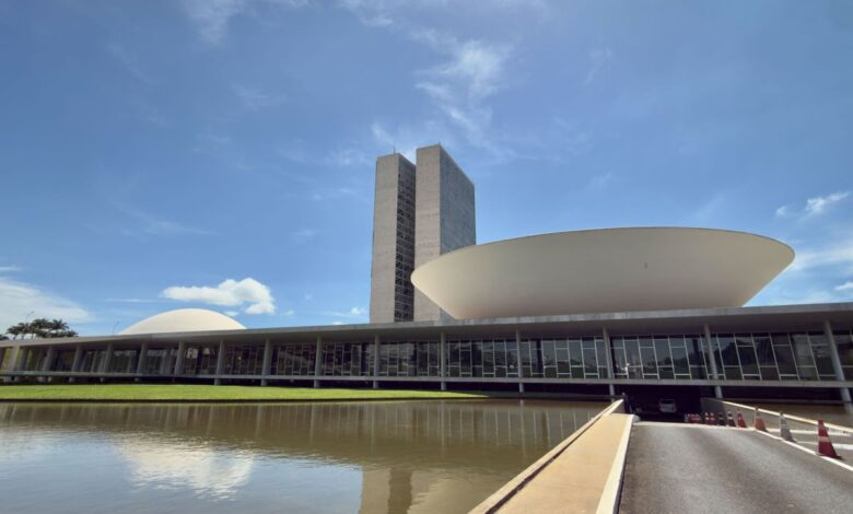 A bancada do PT (Partido dos Trabalhadores) voltou a incentivar o mote de “Congresso inimigo do povo”, como estratégia digital de reação do governo após as últimas derrotas no Legislativo.nA aposta vem no momento, no entanto, em que o governo precisa do Congresso para materializar o que vê como projeto mais impactante junto ao eleitorado: a aprovação do fim da escala 6x1.nnDesta vez, a mira é mais direcionada ao Senado do que à Câmara, que foi alvo no ano passado, episódio que gerou a irritação do presidente Hugo Motta (Republicanos-PB).nOutro alvo é o Banco Central e o presidente Gabriel Galípolo, que foi indicado por Lula para a função. Reservadamente, petistas defendem ser preciso personalizar as queixas sobre os juros altos no dirigente a ponto de colocá-lo o rótulo de "traidor".nA medida faz parte de um engajamento ampliado de endossar discursos antissistema que apareceram dentro da fala do próprio presidente Luiz Inácio Lula da Silva (PT) durante o pronunciamento do 1º de maio.n"Os obstáculos que temos pela frente são enormes. Cada vez que damos um passo adiante para melhorar a vida do povo brasileiro, o sistema joga contra. O andar de cima, os bilionários, a elite que só pensa em manter privilégios às custas do povo. Se dependesse do sistema, nem a escravidão teria sido abolida no Brasil", afirmou Lula.nA avaliação interna do PT colhida pela CNN é de que o partido precisa endossar o discurso antissistema porque isso está na raiz da sigla e foi apropriado com o tempo pela direita.nhttps://www.youtube.com/watch?v=F5fxIosYjVc