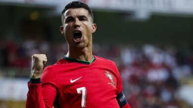 Na história da Copa do Mundo, craques renomados já conseguiram marcar gols em pelo menos três edições diferentes. O feito é para poucos, já que o Mundial acontece a cada quatro anos.nNeste contexto, para um jogador chegar a tal marca, ele precisa se manter em um nível alto no futebol. Consequentemente, poder colocar seu país entre os principais candidatos ao título.nnPelé, maior jogador da história, chegou a disputar quatro Copas, vencendo três pelo Brasil e entrando para a história. O Rei do Futebol balançou as redes em todas as edições em que esteve em capo.nNa última Copa, em 2022 no Catar, Cristiano Ronaldo se tornou o único jogador a marcar em cinco Mundiais diferentes. O feito foi alcançado no duelo entre Portugal e Gana.nJogadores que marcaram em cinco CopasnnCristiano Ronaldo (Portugal) - 2006, 2010, 2014, 2018 e 2022nnJogadores que marcaram em quatro CopasnnLionel Messi (Argentina) - 2006, 2014, 2018 e 2022nMiroslav Klose (Alemanha) - 2002, 2006, 2010 e 2014nPelé (Brasil) - 1958, 1962, 1966 e 1970nUwe Seeler (Alemanha) - 1958, 1962, 1966, 1970nnJogadores que marcaram em três CopasnnNeymar (Brasil) - 2014, 2018 e 2022nXherdan Shaqiri (Suíça) - 2014, 2018 e 2022nLuis Suárez (Uruguai) - 2010, 2014, 2018nRonaldo (Brasil) - 1998, 2002 e 2006nGabriel Batistuta (Argentina) - 1994, 1998 e 2002nJürgen Klinsmann (Alemanha) - 1990, 1994 e 1998nDiego Maradona (Argentina): 1982, 1986 e 1994nGrzegorz Lato (Polônia) - 1974, 1978 e 1982nJoe Jordan (Escócia) - 1974, 1978 e 1982nnhttps://stories.cnnbrasil.com.br/esportes/como-a-copa-do-mundo-com-48-selecoes-muda-o-caminho-ate-o-titulo/
