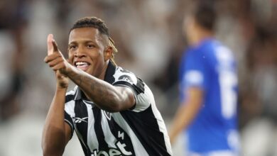 Volante do Botafogo e da Seleção Brasileira, Danilo se vê em meio a um dilema com a aproximação da Copa do Mundo e da reabertura da janela de transferências.nNa derrota para o Remo, no último sábado (2), o camisa 8 alvinegro chegou a 11 jogos disputados no Brasileirão e, agora, só poderia jogar mais um caso tenha a intenção de trocar de clube no Brasil — o limite da CBF é de 12 partidas.nnEm crise financeira e política, o Botafogo tenta segurar o principal jogador do time, mas vê forte interesse de clubes europeus, como o Fulham, da Inglaterra, e o Zenit, da Rússia, além dos brasileiros Palmeiras e Flamengo.nPara que Danilo seja transferido no mercado interno, porém, ele teria que fazer seu último jogo pelo clube no Brasileirão na próxima rodada, contra o Atlético-MG, domingo (10), na Arena MRV.nnnMas e a Copa do Mundo?nO problema é que, com isso, Danilo abriria mão de até cinco partidas na reta final da primeira metade da temporada, às vésperas da apresentação para a Copa do Mundo — Carlo Ancelotti anuncia a lista em 18 de maio, e o volante está bem cotado.nApós o duelo contra o Galo, o Botafogo ainda teria três jogos do Brasileirão (Corinthians, São Paulo e Bahia), um da Copa do Brasil (Chapecoense) e dois da Copa Sul-Americana (Independiente Petrolero e Caracas, ambos fora de casa).nCaso a decisão seja poupá-lo do Brasileirão visando uma possível venda para times do Brasil, o Botafogo teria que se pronunciar oficialmente sobre o caso, o que deixaria em dúvida as participações dele na Copa do Brasil e na Sul-Americana.nDanilo prioriza volta à EuropanDe acordo com apuração da Itatiaia, por mais que acene positivamente para um retorno ao Palmeiras, clube que o revelou, Danilo tem como preferência um retorno ao futebol europeu.nO volante de 25 anos teve uma passagem frustrante pelo Nottingham Forest, marcada por uma grave lesão que o tirou de ação por quase um ano, antes da venda para o Botafogo.nA ida para a Copa do Mundo também valorizaria Danilo, que deixou ótima impressão na última Data Fifa. E o Botafogo não quer negociar Danilo com o Palmeiras.nApesar do cenário desfavorável, o Verdão aposta na instabilidade financeira dos cariocas para convencê-los a aceitarem uma proposta. A janela de transferências abre em julho.nhttps://stories.cnnbrasil.com.br/esportes/brasil-e-o-6o-favorito-ao-titulo-da-copa-do-mundo-diz-supercomputador/