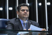 Após o acordo entre o presidente Luiz Inácio Lula da Silva (PT) e o presidente da Câmara dos Deputados, Hugo Motta (Republicanos-PB), para colocar fim à escala 6x1 no prazo de um ano, representantes de vários setores produtivos apostam no presidente do Senado, Davi Alcolumbre (União-AP), para travar o avanço da proposta.nNesta terça-feira (26), um grupo de empresários liderado pelo presidente da Fiesp (Federação das Indústrias do Estado de São Paulo), Paulo Skaf, deve se reunir com Alcolumbre para tratar da PEC (Proposta de Emenda à Constituição) que prevê a redução da jornada de 44 para 40 horas semanais e que tramita na Câmara.nEmpresários vêm defendendo uma transição mais longa para o fim da escala 6x1 e afirmam ter sido surpreendidos pelo acordo para acelerar a redução da jornada de trabalho.nnO relatório entregue nesta segunda-feira (25) pelo deputado Leo Prates (Republicanos-BA) propõe uma transição de 14 meses, dividida em duas “parcelas” de duas horas cada. A previsão é que o texto seja votado ainda nesta semana na comissão especial e no plenário da Câmara.nA primeira redução será aplicada 60 dias após a promulgação do texto. A segunda ocorrerá 12 meses depois, totalizando 14 meses de transição.nEsse modelo foi acordado em reunião entre Lula e o presidente da Câmara na manhã desta segunda-feira. Hugo Motta, que disputará a reeleição na Paraíba — estado majoritariamente lulista —, também busca se aproximar do Planalto de olho no apoio de governistas para a recondução ao comando da Câmara.nO relatório de Leo Prates também estabelece que convenções coletivas poderão ampliar a duração do trabalho para mais de oito horas diárias durante um período de 12 meses de transição. A medida busca respeitar, neste momento, o teto de 42 horas semanais.nhttps://youtu.be/1Ow2_epgY-o
