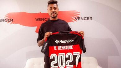 O Flamengo anunciou, nesta segunda-feira (4), a renovação de contrato com Bruno Henrique. O novo vínculo vai até dezembro de 2027, enquanto o antigo terminaria ao fim desta temporada.nO atacante de 35 anos está no Flamengo desde janeiro de 2019 e soma 361 jogos, 114 gols e 58 assistências pelo clube. Apelidado de "Rei dos Clássicos", Bruno Henrique é um dos jogadores mais vitoriosos da história do Rubro-negro carioca, com 18 títulos, incluindo três Libertadores e três Brasileiros.nn&nbsp;n"É uma honra enorme seguir por mais um ano. Cheguei com o objetivo de ajudar e vivi muito mais do que imaginava. A palavra é gratidão por tudo que construí aqui e pela extensão de contrato. Quero continuar dando alegria ao torcedor e a ajudar o clube a conquistar ainda mais”, afirmou o atleta.nCom a renovação de Bruno Henrique resolvida, o Flamengo segue com três jogadores com contrato se encerrando no fim de 2026: Everton Cebolinha, Danilo e Alex Sandro.nCebolinha já afirmou publicamente que este é seu último ano no Flamengo, enquanto os outros dois jogadores seguem com o futuro indefinido.nhttps://stories.cnnbrasil.com.br/esportes/joao-gomes-ex-flamengo-pode-trocar-de-clube-na-premier-league/