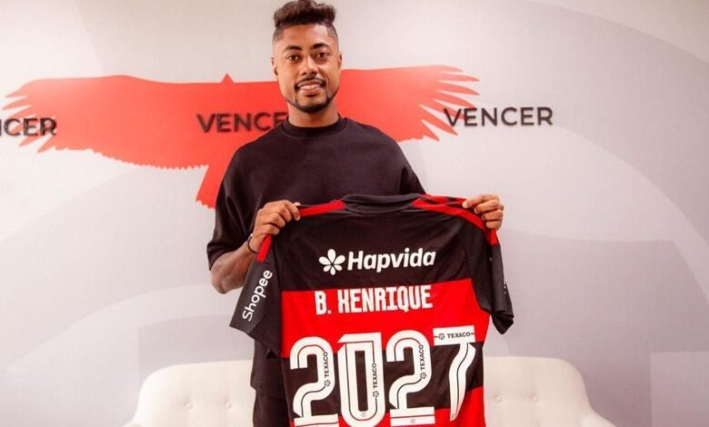 O Flamengo anunciou, nesta segunda-feira (4), a renovação de contrato com Bruno Henrique. O novo vínculo vai até dezembro de 2027, enquanto o antigo terminaria ao fim desta temporada.nO atacante de 35 anos está no Flamengo desde janeiro de 2019 e soma 361 jogos, 114 gols e 58 assistências pelo clube. Apelidado de "Rei dos Clássicos", Bruno Henrique é um dos jogadores mais vitoriosos da história do Rubro-negro carioca, com 18 títulos, incluindo três Libertadores e três Brasileiros.nn&nbsp;n"É uma honra enorme seguir por mais um ano. Cheguei com o objetivo de ajudar e vivi muito mais do que imaginava. A palavra é gratidão por tudo que construí aqui e pela extensão de contrato. Quero continuar dando alegria ao torcedor e a ajudar o clube a conquistar ainda mais”, afirmou o atleta.nCom a renovação de Bruno Henrique resolvida, o Flamengo segue com três jogadores com contrato se encerrando no fim de 2026: Everton Cebolinha, Danilo e Alex Sandro.nCebolinha já afirmou publicamente que este é seu último ano no Flamengo, enquanto os outros dois jogadores seguem com o futuro indefinido.nhttps://stories.cnnbrasil.com.br/esportes/joao-gomes-ex-flamengo-pode-trocar-de-clube-na-premier-league/