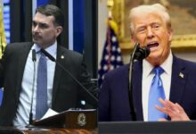 O governo brasileiro ainda não trata o possível encontro entre Flávio Bolsonaro (PL-RJ) e o presidente dos Estados Unidos, Donald Trump, como uma ameaça concreta. Fontes do Palácio do Planalto e do Itamaraty afirmaram que enquanto a reunião não for oficialmente confirmada, não haverá nenhuma movimentação por parte do governo brasileiro.nFontes afirmaram que o canal entre o Brasil e os Estados Unidos está aberto e, se surgir algum ruído, a diplomacia agirá. Mas não houve nenhum contato por parte do governo brasileiro com o governo americano por ora. "Lidamos com fatos, não com balões de ensaio", disse um interlocutor.nO encontro entre Flávio e Trump aconteceria nesta terça-feira (26) em Washington. A CNN Brasil entrou em contato com a Casa Branca para confirmar a reunião, mas ainda não obteve resposta.nnO governo Lula trata o possível encontro como uma tentativa de Flávio Bolsonaro de desvirtuar o foco do desgaste causado pela divulgação do áudio em que o pré-candidato do PL pede a Daniel Vorcaro patrocínio para o filme sobre o seu pai.n"O candidato queria era mudar de assunto indo para os Estados Unidos e, pelo jeito, está conseguindo. Um dia ele vai ter que voltar e falar do assunto que deixou aqui, com ou sem foto com o presidente Trump", disse uma das fontes.nUm integrante do governo afirmou que o Itamaraty trata apenas de assuntos relacionados ao Estado e não tem tempo para lidar com "plantação". Quando questionado se o tema poderia virar uma questão de Estado, caso um eventual encontro entre Flávio Bolsonaro e Trump trouxesse impactos para a relação entre Lula e o governo americano, o interlocutor rebateu dizendo que essa hipótese pressupõe que o senador teria acesso real ao governo americano, minimizando a relevância da visita.nDe acordo com a analista da CNN Brasil, Jussara Suares, o convite para a reunião na Casa Branca, de acordo com integrantes da pré-campanha, chegou na semana passada por e-mail ao gabinete de Flávio Bolsonaro no Senado. A comunicação, segundo relatos, precisou ser checada para comprovar a veracidade.nhttps://youtu.be/w-bdt27NKjon&nbsp;