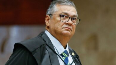 O ministro Flávio Dino, do STF (Supremo Tribunal Federal), afirmou nesta segunda-feira (4) que práticas financeiras ilícitas, antes associadas a paraísos fiscais no exterior, passaram a ocorrer "na nossa esquina". A declaração foi feita durante audiência pública que discute a capacidade de fiscalização do mercado de capitais e o funcionamento da CVM (Comissão de Valores Mobiliários).nSegundo Dino, embora o Brasil registre queda no número de homicídios, outros indicadores mostram deterioração, especialmente em áreas ligadas a crimes financeiros. "Talvez os paraísos fiscais tenham se deslocado para a nossa própria esquina", afirmou.nnPara o ministro, o avanço dessas práticas exige uma reflexão sobre a capacidade do Estado de regular e fiscalizar o sistema financeiro, diante da crescente sofisticação das operações.nA audiência foi convocada no âmbito de uma ação do Novo que questiona o modelo de financiamento da CVM e também se a estrutura atual da autarquia é suficiente para acompanhar a complexidade do mercado.nO caso do Banco Master foi citado pelo ministro Flávio Dino como exemplo dos desafios de fiscalização no setor. A instituição foi liquidada pelo Banco Central em novembro de 2025, após uma série de irregularidades financeiras que levaram à prisão de seu proprietário, Daniel Vorcaro.nAo convocar o debate, Dino afirmou que a sofisticação das organizações criminosas tem avançado sobre ambientes regulados, como o mercado de capitais, e que o episódio ilustra as dificuldades crescentes de regulação e controle.nhttps://www.youtube.com/watch?v=tzwvF1IKWHM