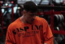 Um áudio de um amigo do atleta de fisiculturismo e influenciador Gabriel Ganley, que foi encontrado morto no sábado (23), revelou os bastidores que antecederam a morte do jovem, aos 22 anos.nA morte precoce do jovem atleta gerou grande repercussão nas redes sociais e no meio do fisiculturismo após ser confirmada pela Integral Médica, empresa de suplementação esportiva da qual fazia parte.nEm publicação neste domingo (24), a mãe do atleta, Clarisse Ganley descreveu a partida do filho como uma "fatalidade" e afirmou que a família, amigos, atletas, parceiros, patrocinadores e treinadores estão se apoiando em meio ao "momento de tanta dor".nAté o momento, a causa oficial do que levou Ganley a óbito não foi divulgada.nNa gravação a qual a CNN teve acesso, o amigo de Ganley diz que o atleta aplicou insulina na noite de sexta-feira (22), levando a um quadro de hipoglicemia - condição em que os níveis de açúcar (glicose) no sangue caem abaixo do normal.nAinda no áudio, esse amigo comenta que após isso o atleta dormiu, não acordando mais.n"Ele aplicou insulina ontem à noite. E começou a ter hipoglicemia. E, nessa, ele dormiu. E não pode, tá ligado? (sic) Ele dormiu, não acordou mais", disse.nA insulina é um hormônio produzido pelo pâncreas para controle da glicose, e o uso exógeno, em forma de injeção, é recomendado apenas para pacientes diabéticos.nEntretanto, o medicamento é comumente usado por atletas de fisiculturismo devido a seu poder altamente anabólico, facilitando o transporte de glicose, aminoácidos e creatina para dentro das células musculares. Com isso, associada a dieta e treino, a recuperação muscular pós treino é maximizada, junto com o armazenamento de energia (glicogênio) no músculo, promovendo o crescimento mais rápido e evitando a perda de massa.nA aplicação sem indicação e orientação médica pode acarretar riscos como a hipoglicemia, condição em que os níveis de açúcar no sangue caem abaixo do normal, gerando fraqueza, confusão mental e até desmaios. Em casos mais graves, pode levar a morte.nSegundo a médica endocrinologista Juliane Baptista Braziliano, o uso recreativo por meio dos atletas para fins de performance e estética não é seguro e pode levar a graves consequências como a morte.nn&nbsp;nnMorte súbitanA morte de Ganley é investigada como suspeita, segundo informou a Secretaria de Segurança Pública de São Paulo.nA SSP afirmou que a vítima foi localizada por um amigo, e que "não foram encontrados sinais aparentes de violência no local".nUma perícia foi realizada no local e o caso foi registrado como "morte suspeita - morte súbita.nEm situações como essa, o registro de morte suspeita não significa, necessariamente, indício de crime, mas sim de classificação utilizada quando a causa da morte ainda não está esclarecida e depende de exames periciais para ser determinada.nQuem era Ganley?nFenômeno nas redes sociais, o atleta tinha mais de um milhão e meio de seguidores e ganhou notoriedade com o público jovem compartilhando sua rotina de treinos e dieta.nnnNas redes sociais, ele somava mais de um milhão e meio de seguidores.nAntes de começar a gravar vídeos para a internet, o atleta chegou a cursar Educação Física na Universidade Federal do Rio de Janeiro (UFRJ).n&nbsp;
